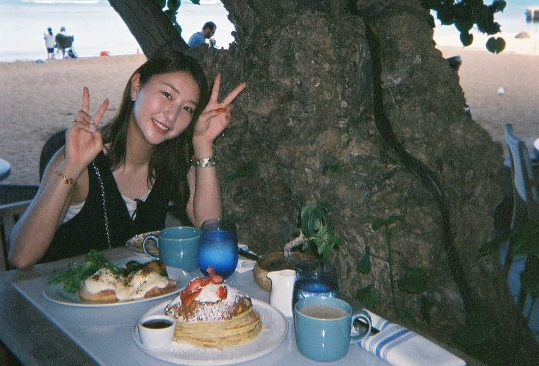 塩越柚歩のインスタグラム：「. ハワイで撮った写ルンですがエモすぎる🌴💭 現像するまで仕上がりが分からないあのドキドキ感が なんともたまらない🫣 ⁡ 旅行に行く時は絶対に持って行くと決めました📷 晴れてる屋外以外はフラッシュ必須がおすすめです🙂 明るい室内でフラッシュ焚かずに撮った写真たちは真っ黒でした🙂 ⁡ #三菱重工浦和レッズレディース #塩越柚歩」