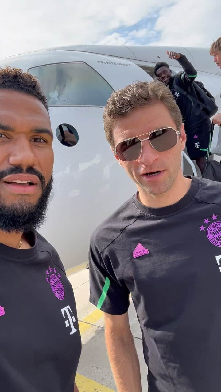 エリック・マキシム・シュポ＝モティングのインスタグラム：「Here we go live & direct with our Captain Mr.Müller 👨‍✈️ 🛫😎 As you can see we are in good hands & ready to take off  with 3Pts  in the bag 💼 #pilotmueller #alwaysready #çadonne」