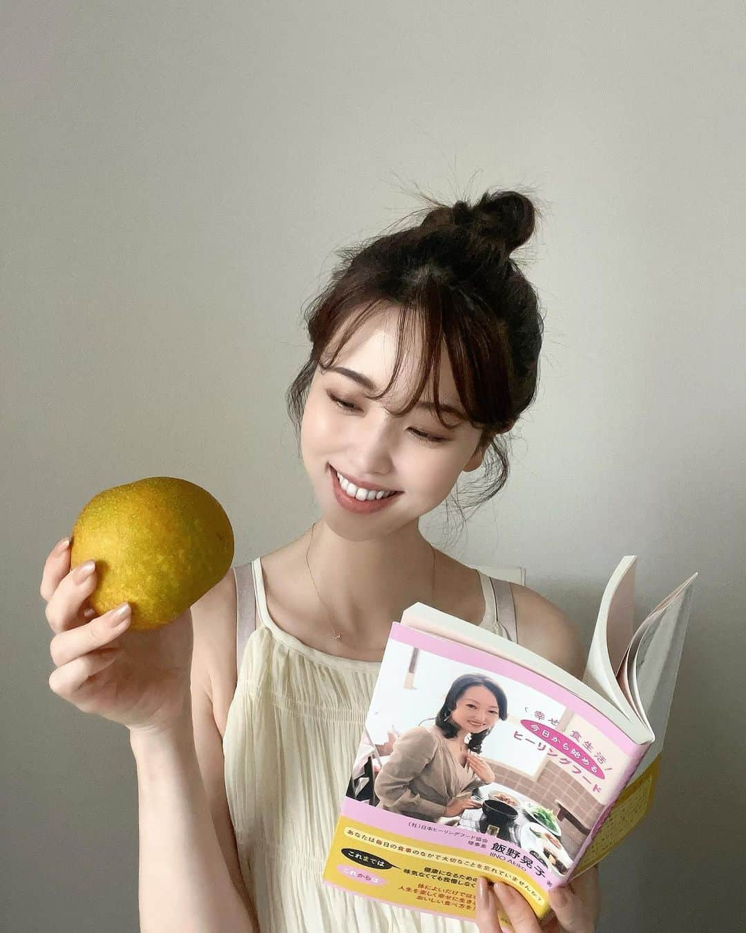 垰智子さんのインスタグラム写真 - (垰智子Instagram)「先日から @healingfoodsjp のインストラクターの資格を取得しようと勉強してるの📖 . 食べることが大好きで、知識はあっても 健康に意識する食事ってなかなかできなくて😂 欲望のままになってたんだけど、 少し前にギックリ腰になって全然動けなくなって やっぱり健康って大切としみじみ実感🥹 . ヒーリングフードってあんまり聴き馴染みがない 思うんだけど、食とカラダのつながり、食としあわせとのつながりを意識するものなの🤍 . 幸せを感じる食生活ってスゴく大切✨ . まだまだ勉強はこれからだけど、 今年はかなり暑い夏だし、 元気で乗り切りたいね☀️ . . #ヒーリングフード #日本ヒーリングフード協会 #ヒーリングフードインストラクター #ヒーリングフードオンラインプログラム #food #オーガニック #organic #organicfood #オーガニックフード」8月19日 20時01分 - taotao_tomo