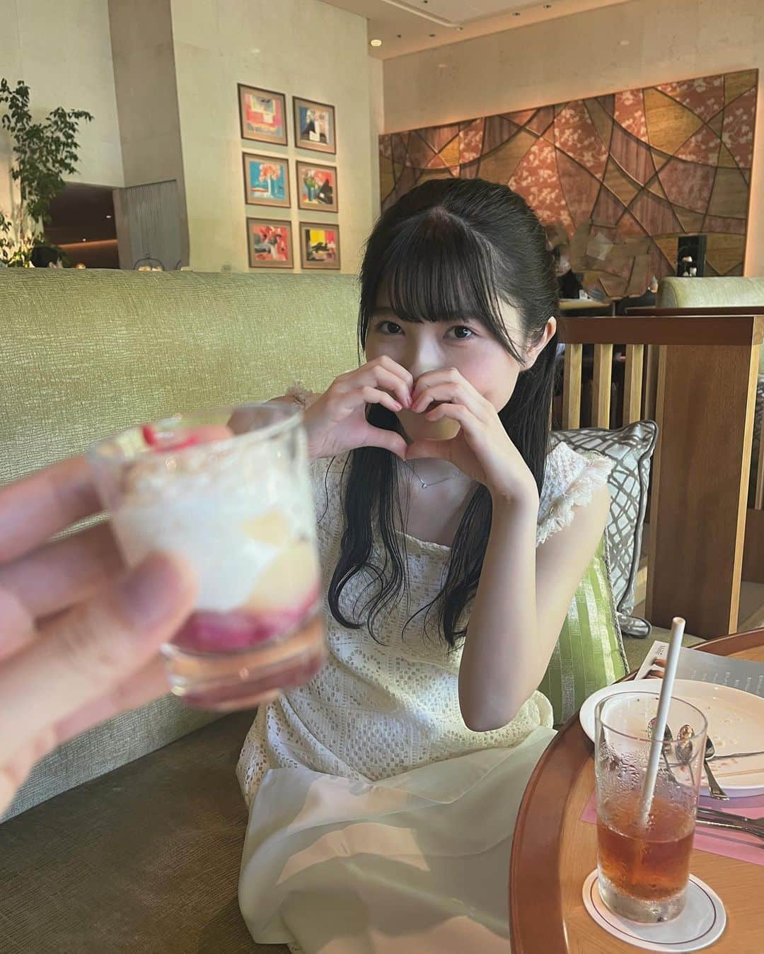 小林萌花さんのインスタグラム写真 - (小林萌花Instagram)「🩷🩷🩷  西田汐里ちゃんとメロン&ピーチアフタヌーンティーに行ってきた♡  小さい頃のお話とか家族のお話とかたくさん話して、アフタヌーンティーの時間だけじゃ足りないくらいお話しした☺️ にっちゃん可愛すぎてデートできた私幸せ者すぎる  窓際の席でとっても綺麗でした🍁  #アフタヌーンティー #グランドプリンスホテル新高輪  #にっちゃんカラーのデザート #可愛い写真のお裾分け #スコーン美味でした」8月19日 19時55分 - honoka_kobayashi.official