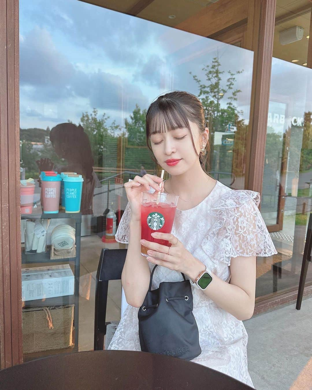 四島早紀のインスタグラム：「テラス気持ち良かった〜🍃♡  スタバでこのTEA初めて飲んだ〜🥤  #instagood #instalike #likeforlikes #likeforfollow #followme #fff #japanese #japanesegirl #黒髪 #黒髪ロング #ポニーテールアレンジ #photography #コーデ #ootd #二子玉川 #二子玉川公園 #willselection #GU #スタバ #二子玉川カフェ #バレンシアガ #balenciaga」