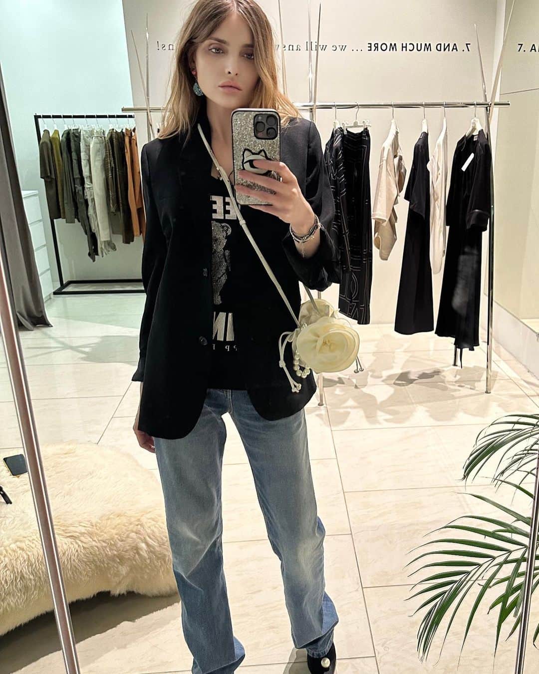 スネジャナ・オノプカのインスタグラム：「‘Fashion is supposed to be light not try to hard 🖤‘」
