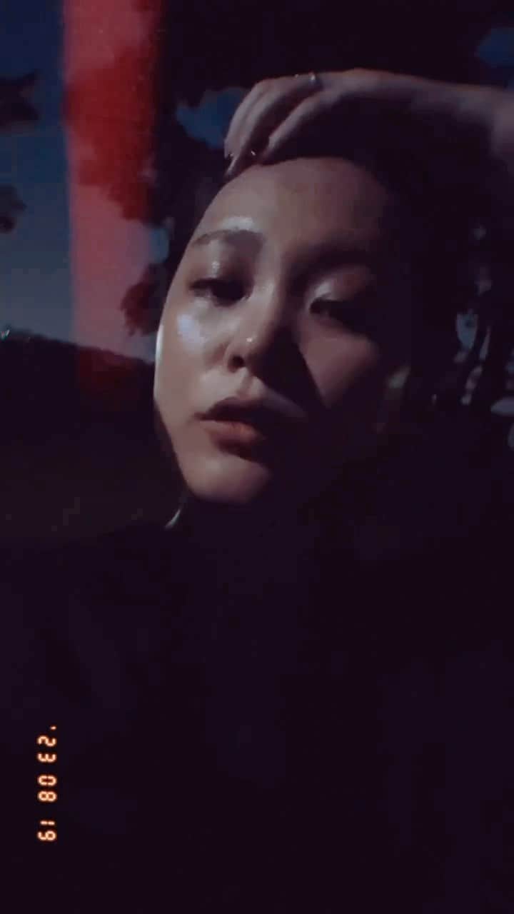 のインスタグラム：「#summernight 🦇⭐️ ________________ ビール飲みながら歩いたらねむくなってもうたーー」