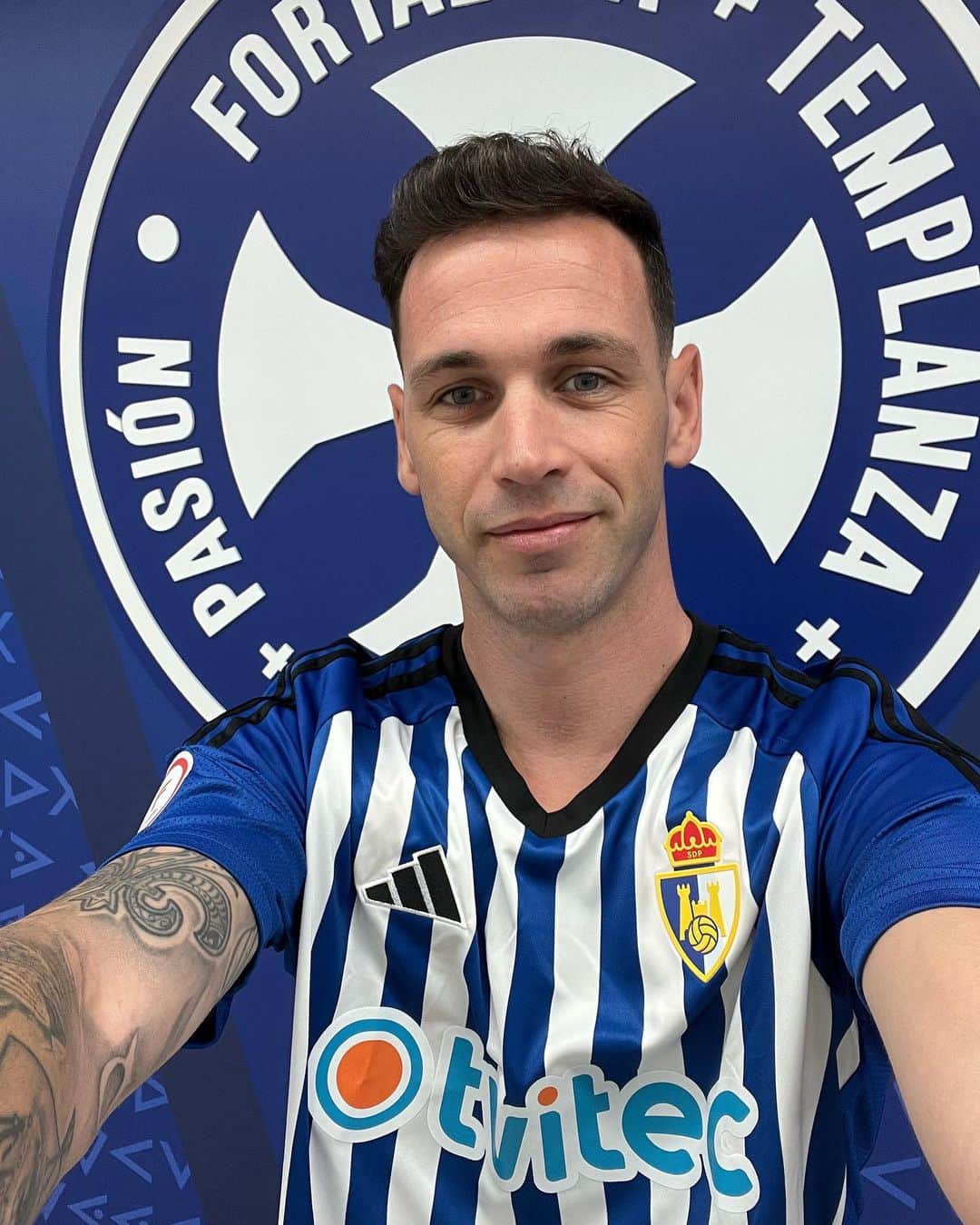 アルバロ・バスケスのインスタグラム：「Muy ilusionado con este nuevo proyecto. ¡Vamos Deportiva! @sdp_1922_sad #adelanteyarriba」