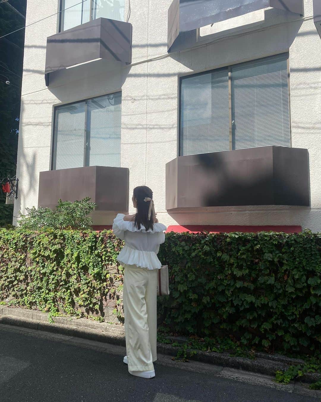 和田瞳さんのインスタグラム写真 - (和田瞳Instagram)「この日着てる @heenie.heenie のトップスふりふりで可愛い〜‎☁️🤍  そして今日は親戚のおうちでBBQをしてきました、ちょっと遠い親戚だったからしっかりお話するのはほぼ初めてだったの。 親戚付き合い多い方だと思ってたけどまだまだ知らない親戚っているんだなあ🫣  tops : #heenieheenie  pants : #Heather bag : #Chloe sneakers : #GU」8月19日 19時58分 - hitogram0218