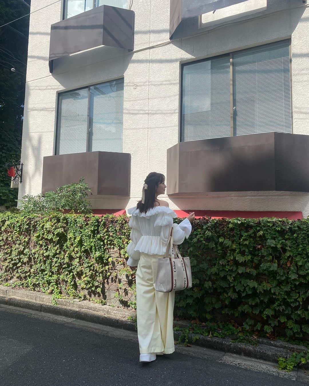 和田瞳さんのインスタグラム写真 - (和田瞳Instagram)「この日着てる @heenie.heenie のトップスふりふりで可愛い〜‎☁️🤍  そして今日は親戚のおうちでBBQをしてきました、ちょっと遠い親戚だったからしっかりお話するのはほぼ初めてだったの。 親戚付き合い多い方だと思ってたけどまだまだ知らない親戚っているんだなあ🫣  tops : #heenieheenie  pants : #Heather bag : #Chloe sneakers : #GU」8月19日 19時58分 - hitogram0218