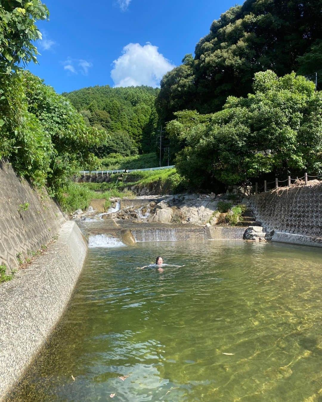 辻千恵さんのインスタグラム写真 - (辻千恵Instagram)「子どもの頃当たり前にみていた景色に しばちゃんがいると広告みたいになります」8月19日 19時59分 - chie100009