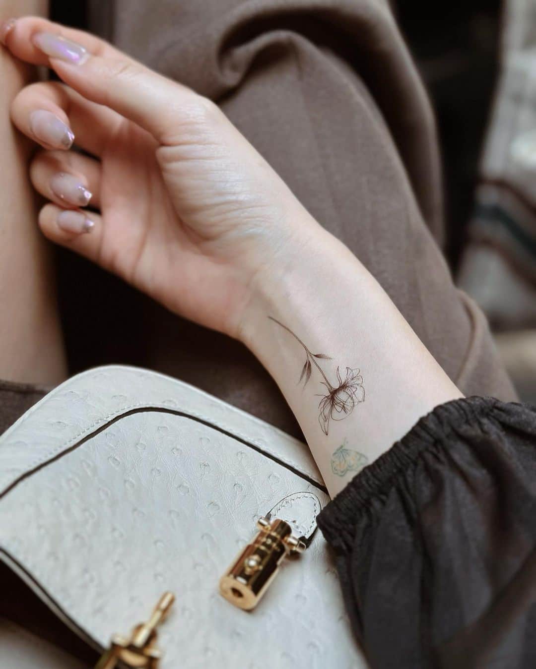 MIRIさんのインスタグラム写真 - (MIRIInstagram)「シール🌻🫰💕  #タトゥー #タトゥーシール  #シーイン #shein  #お揃い #シール #ファッション #tattoo  #fake #faketattoo」8月19日 19時59分 - miri.o3