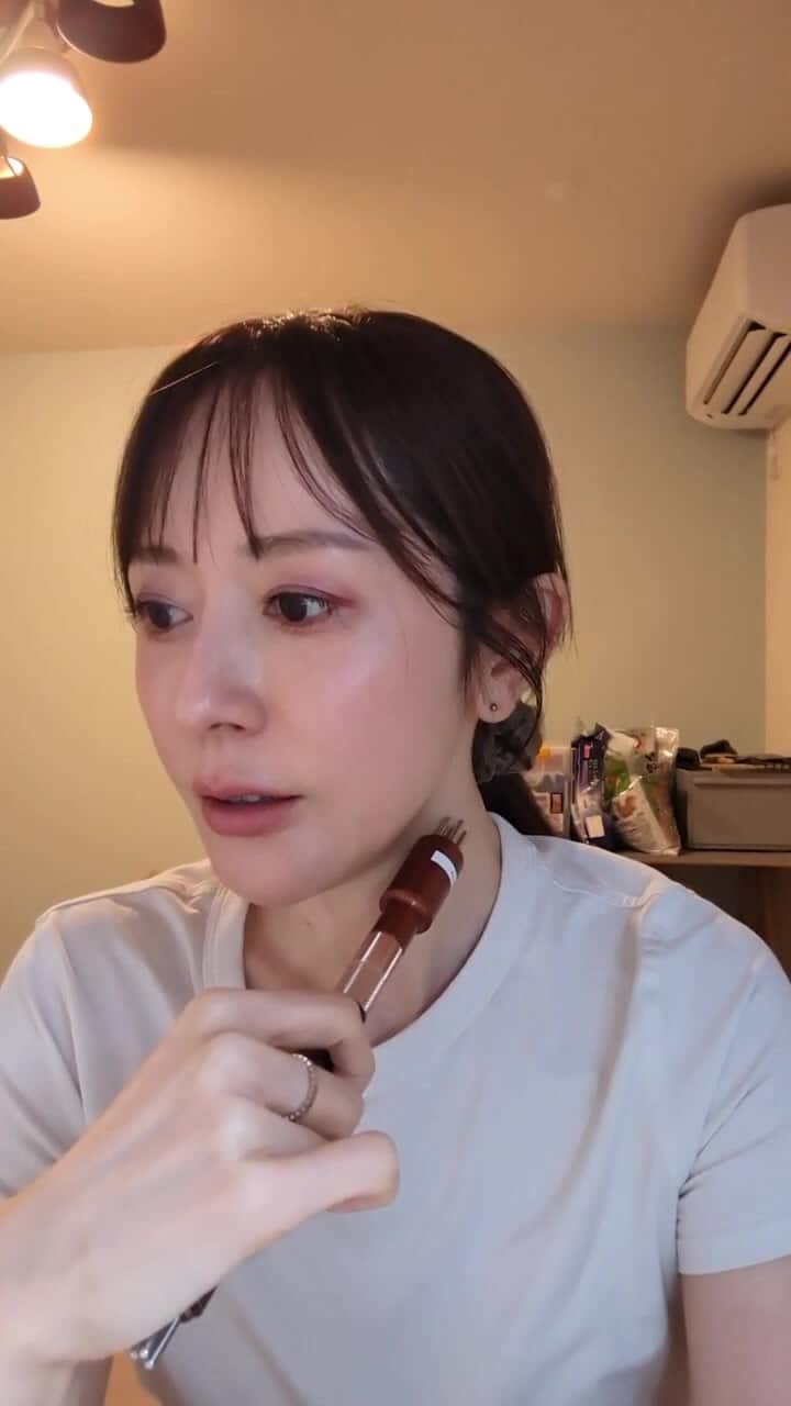 エリーのインスタグラム：「肩ガチガチなら頭ガチガチで結果顔たるむ。新しいDproは肩・首・頭を今までより早く、深くほぐせるのでポインターに慣れた方はぜひお試しください！初心者さんも体ガチガチの方はおすすめだよ🫶🏻  クーポンコード er89 ※1万円以上のお買い物で1000オフ 8/31 23:59までお使いいただけます  @corefit_bbyc」