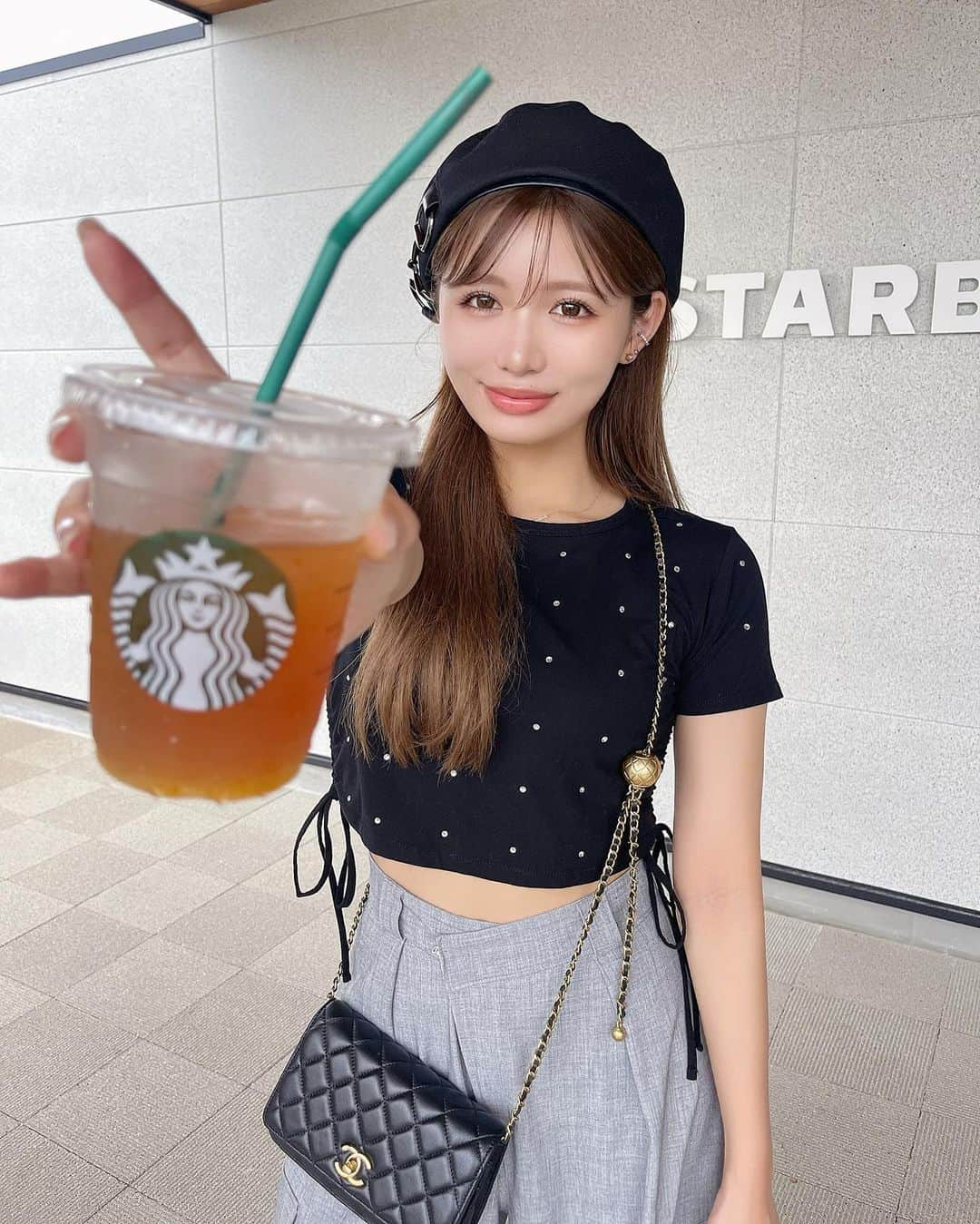 伊藤実祐さんのインスタグラム写真 - (伊藤実祐Instagram)「みんなのスタバNo. 1はなに？🥤🧸🩵 ついでに、何枚目が い？ ♥︎  最後は保育園で焦げパンに仕上がった こっちゃんとツーショ👧🏻✌🏼🌈  ⁡ tops ▸ @chico__official___  pants ▸ @snidel_official  hat ▸ @ca4la_official  ⁡ ⁡ ⁡ ⁡ #スタバ #スタバカスタム #スタバ新作 #ブラックコーデ #ミニ丈 #クロップド丈  #ベレー帽 #ベレー帽コーデ #モノトーンコーデ #自まつ毛 #自まつ毛メイク #まつ毛美容液 #ラッシュリフト #ラッシュアディクト #イエベ #イエベ秋 #イエベ春 #イエベメイク ⁡#骨スト#骨格ストレートコーデ #骨ストコーデ #骨格ストレート」8月19日 19時59分 - miyu.61