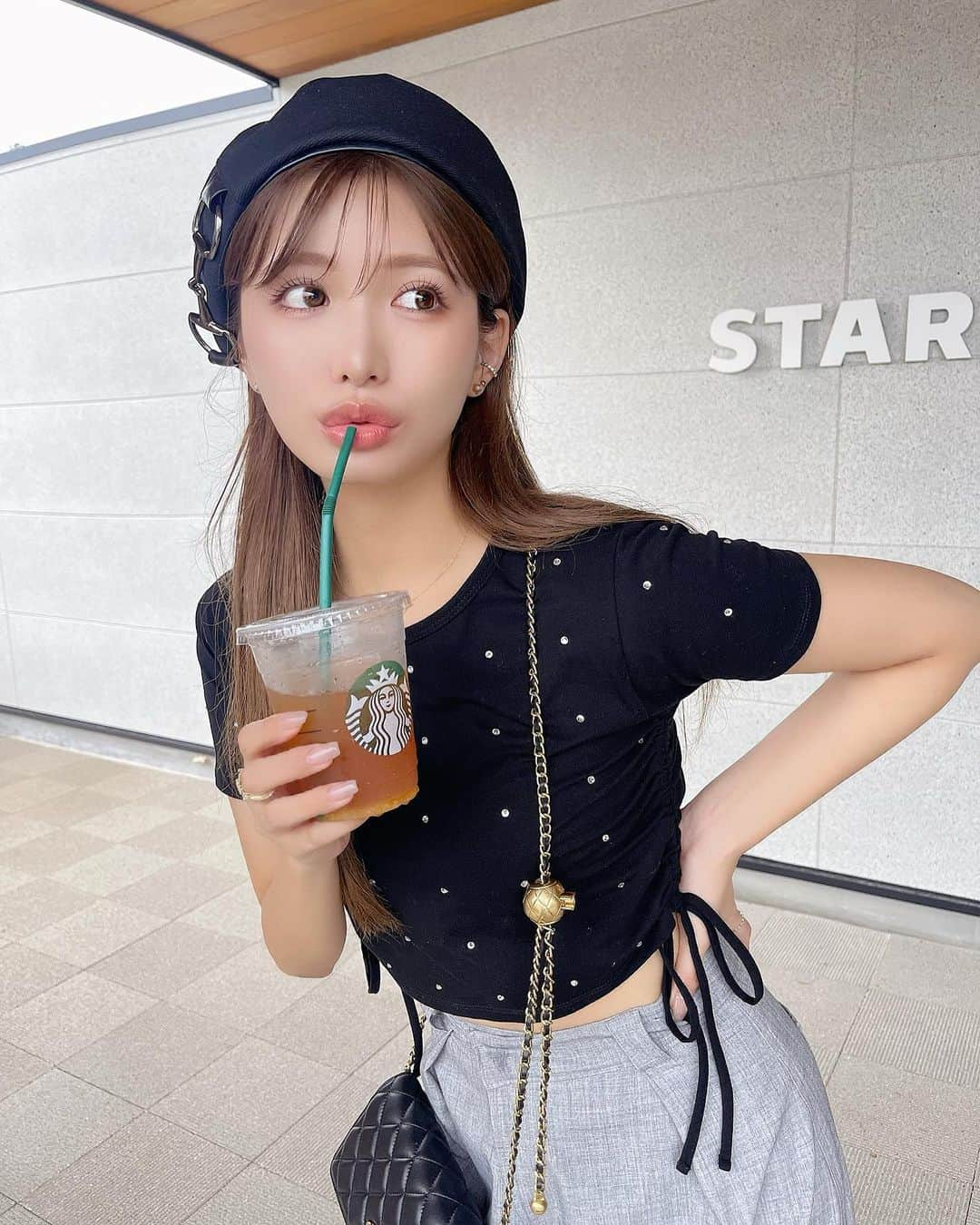 伊藤実祐さんのインスタグラム写真 - (伊藤実祐Instagram)「みんなのスタバNo. 1はなに？🥤🧸🩵 ついでに、何枚目が い？ ♥︎  最後は保育園で焦げパンに仕上がった こっちゃんとツーショ👧🏻✌🏼🌈  ⁡ tops ▸ @chico__official___  pants ▸ @snidel_official  hat ▸ @ca4la_official  ⁡ ⁡ ⁡ ⁡ #スタバ #スタバカスタム #スタバ新作 #ブラックコーデ #ミニ丈 #クロップド丈  #ベレー帽 #ベレー帽コーデ #モノトーンコーデ #自まつ毛 #自まつ毛メイク #まつ毛美容液 #ラッシュリフト #ラッシュアディクト #イエベ #イエベ秋 #イエベ春 #イエベメイク ⁡#骨スト#骨格ストレートコーデ #骨ストコーデ #骨格ストレート」8月19日 19時59分 - miyu.61