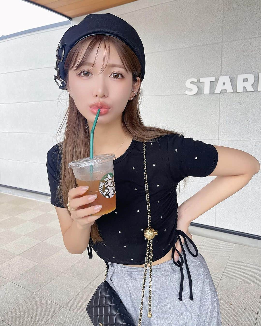 伊藤実祐のインスタグラム：「みんなのスタバNo. 1はなに？🥤🧸🩵 ついでに、何枚目が い？ ♥︎  最後は保育園で焦げパンに仕上がった こっちゃんとツーショ👧🏻✌🏼🌈  ⁡ tops ▸ @chico__official___  pants ▸ @snidel_official  hat ▸ @ca4la_official  ⁡ ⁡ ⁡ ⁡ #スタバ #スタバカスタム #スタバ新作 #ブラックコーデ #ミニ丈 #クロップド丈  #ベレー帽 #ベレー帽コーデ #モノトーンコーデ #自まつ毛 #自まつ毛メイク #まつ毛美容液 #ラッシュリフト #ラッシュアディクト #イエベ #イエベ秋 #イエベ春 #イエベメイク ⁡#骨スト#骨格ストレートコーデ #骨ストコーデ #骨格ストレート」