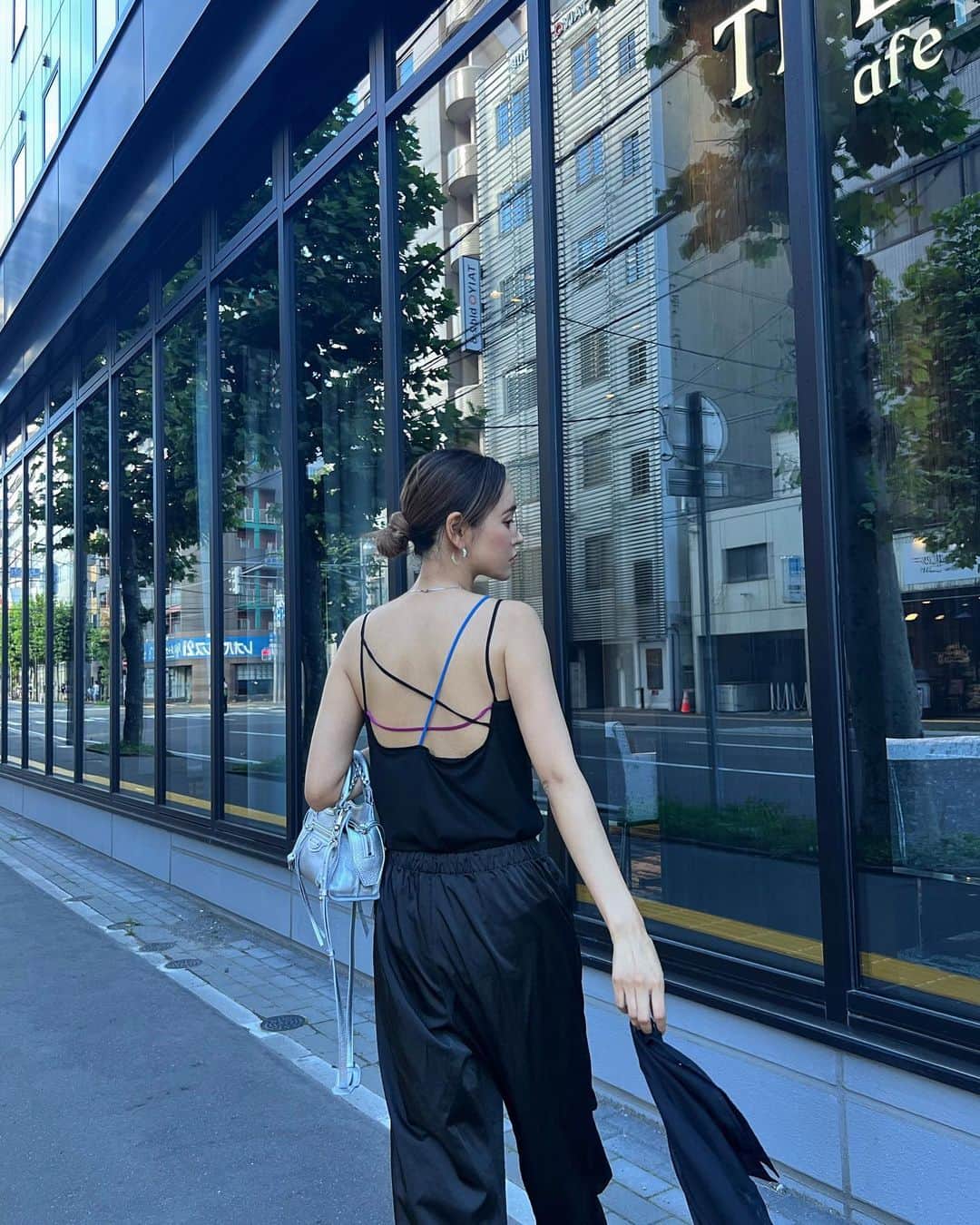 Rika Sasaki JPNさんのインスタグラム写真 - (Rika Sasaki JPNInstagram)「シースルー系の服着る時のインナーで 可愛いのないかなぁって探してたら さと(親友)のブランドにあった💙 バックデザイン超かわいい🥹 黒い服率高めだから差し色になって とっても良き💯🌈 パッド付きだから1枚で着れるし サラッとした生地だから暑い時期に ぴったりです🫶🏽 ↓チェックしてみて🖤🖤 @fundamine_official  @satomode」8月19日 19時59分 - ymst_rika
