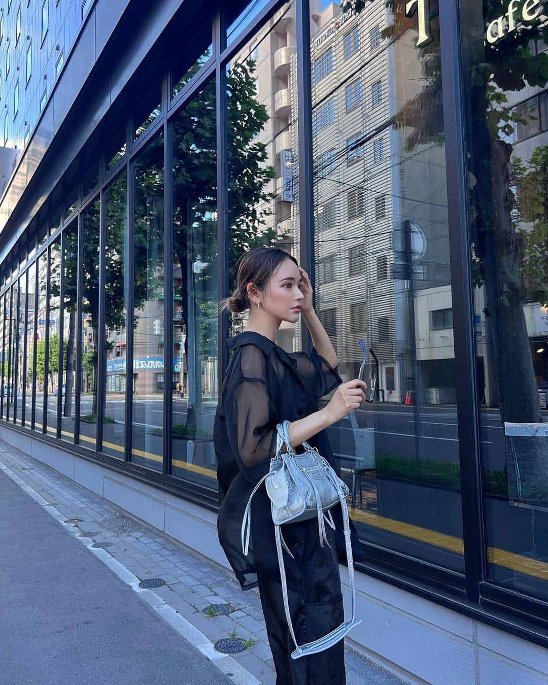 Rika Sasaki JPNのインスタグラム：「シースルー系の服着る時のインナーで 可愛いのないかなぁって探してたら さと(親友)のブランドにあった💙 バックデザイン超かわいい🥹 黒い服率高めだから差し色になって とっても良き💯🌈 パッド付きだから1枚で着れるし サラッとした生地だから暑い時期に ぴったりです🫶🏽 ↓チェックしてみて🖤🖤 @fundamine_official  @satomode」