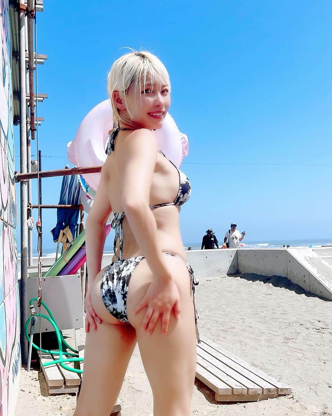 塚田綾佳のインスタグラム：「おちり🍑！！！！！  夏も海もだいすき~~~⸜(◜ω◝ )⸝🐬🫧‪  ー #あや尻 #けつかだ #デカ尻 #おしり #ビキニ #海 #アヤカップ #インスタグラビア  #彼女とデートなうに使っていいよ #SNSレンタル彼女 #SNS用レンタル彼女 #おっぱい散歩  #金髪ショート #あやぽん #塚田綾佳」