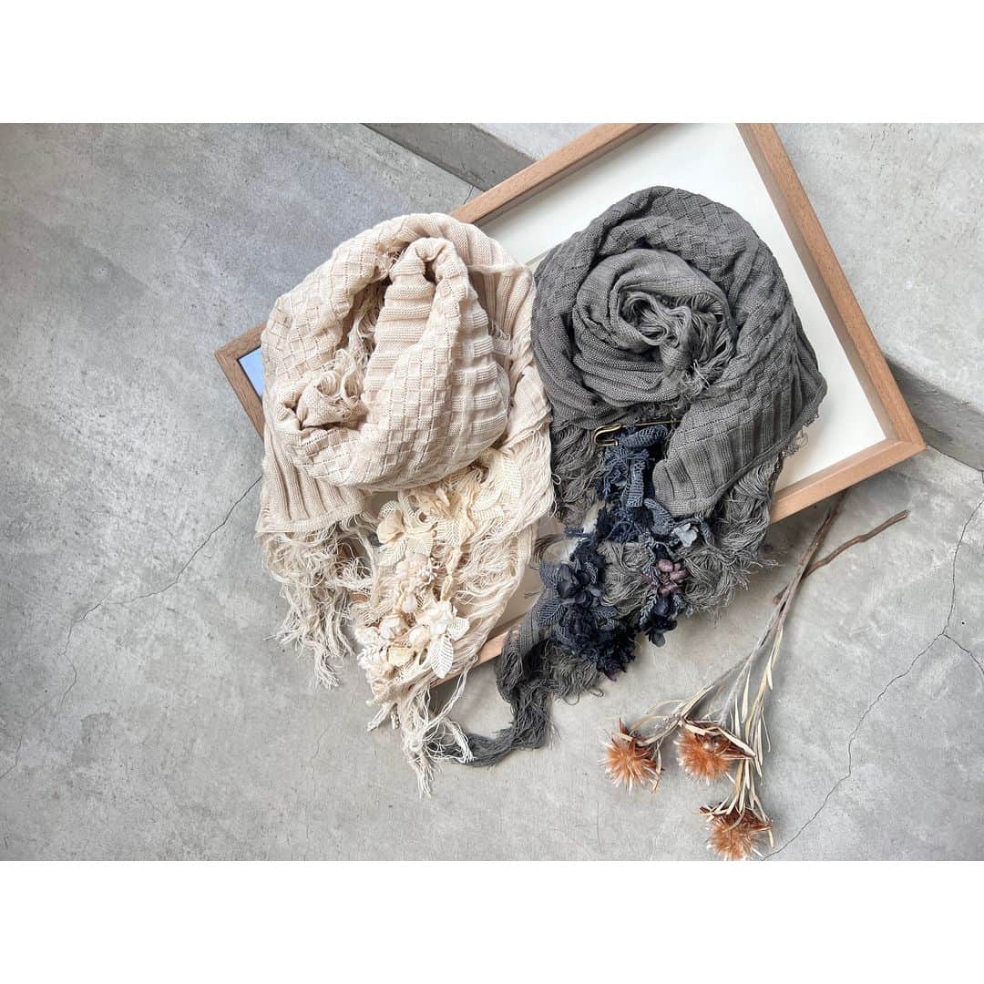 エムスールのインスタグラム：「\ new / 2023aw collection ⁡ ⁡ - 2023 autumn collection - ⁡ 数量限定アイテム ⁡ ⁡ ＝＝＝＝＝＝＝＝＝ ⁡ new item ⁡ 葉っぱレースのショールピン付き ニットストール ⁡ color：beige / black ⁡ ＝＝＝＝＝＝＝＝＝ ⁡ ⁡ ⁡ 細かく編み込まれた模様に フリンジたっぷりの薄手のニットストール。 ⁡ 少し肌寒くなる初秋から 春先まで楽しめるアイテムです. . . ♩ ⁡ ⁡ ストールに合わせて手染めしたショールピン付き。 ⁡ おお振りな葉っぱレースに スイートピーやあじさいのお花を添えて 揺れ感たっぷりおショールピンに。 ⁡ ⁡ 肩にかけて羽織にするにはもちろん 首にまいてマフラーのようにも使えます◎ ⁡ ⁡ 膝掛けとしても、使える万能アイテムですよ〜＊ ⁡ ⁡ ⁡ まだまだ暑い日が続きますが 夏のアイテムにプラスして秋コーデを楽しみたい方にも おすすめのアイテムです。 ⁡ ⁡ ⁡ 販売店 - - - - - - - - - -  京都アトリエ 青山店 公式ONLINE STORE ZOZOTOWN ⁡ ⁡ ⁡ ⁡ #m_soeur #msoeur #エムスール ⁡ #2023秋冬 #2023aw #秋新作 #ストール #ショール #秋ストール #秋コーデ #秋冬コーデ #秋冬雑貨 #ハンドメイド雑貨 #ハンドメイド」