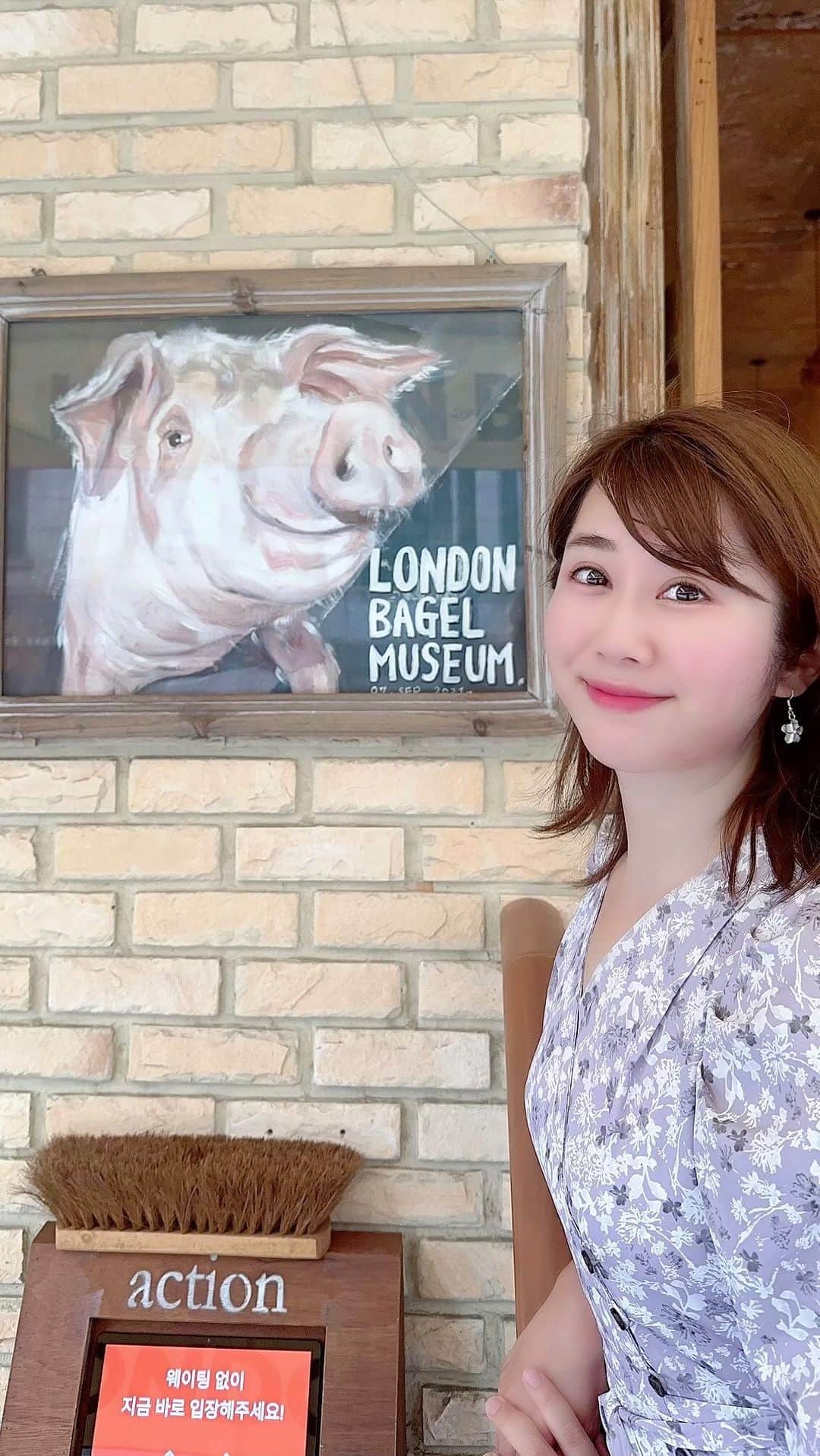 のインスタグラム：「時差投稿シリーズ ✈️🇰🇷 ソウルで大大大人気のベーグルカフェ、ロンドンベーグルミュージアム @london.bagel.museum  開店前から大行列ができる場所です！ 私が行ったときは人が並んでいなかったので、 「ロンドンベーグルミュージアムに人が並んでいないなんてことあるの？！やったー！」とウキウキしながら行ったら、 ベーグル全て売り切れでした…😂 さすが大人気店でした😂 次こそは！と思っています😂」