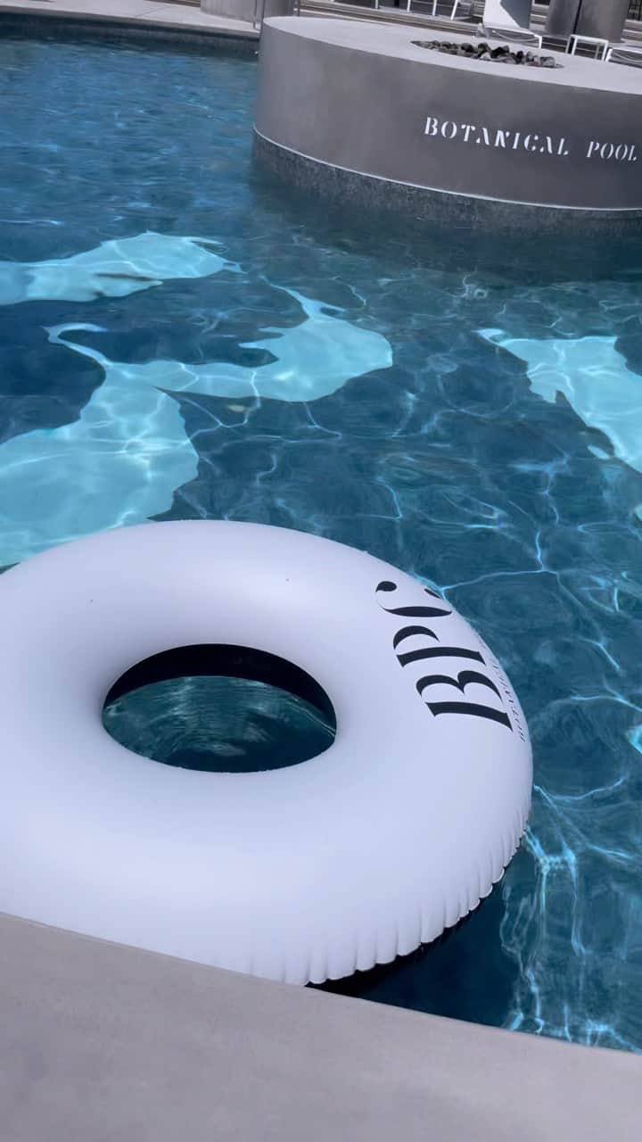 森摩耶のインスタグラム：「@botanicalpoolclub に一足お先に行ってきた！  都心から車で1時間ちょっと（高速降りてすぐなのも嬉しい）で行った先に突如として現る別世界。   水平線につながる漆黒のプールは圧巻で、子どもも入れるシグネチャープールもあり。 バーカウンターにBBQにサウナまで完備で、時間が足りなかったくらい😭 館内で売られているオリジナルの水着や浮き輪も素敵すぎるので、次は手ぶらで行って揃えたいな。  都会の喧騒から離れてゆったりと過ごす、贅沢なひと時でした♡  #botanicalpoolclub」