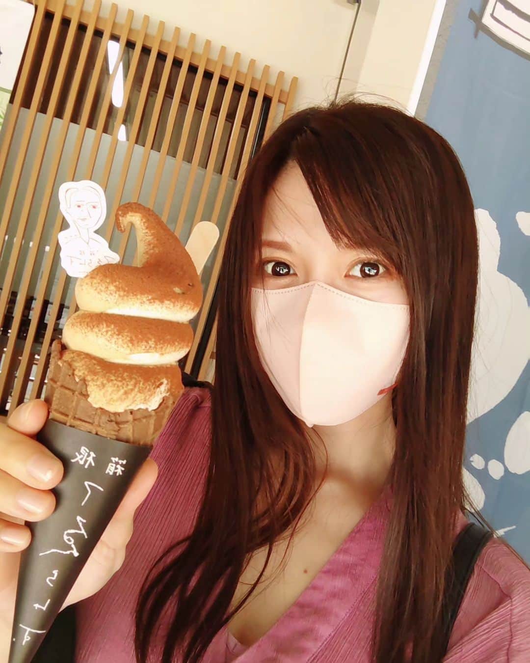 瀬戸マドカのインスタグラム：「🍦ティラミス味ソフトクリーム🍦Before→この後‥afterは次POST🍦 · · · #ソフトクリーム #ティラミスソフトクリーム #ティラミスソフト」