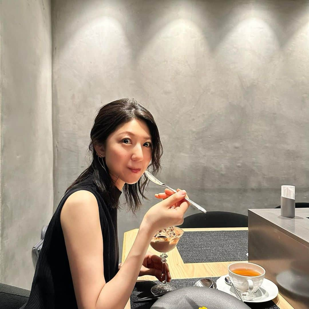 太田英里さんのインスタグラム写真 - (太田英里Instagram)「美味しすぎて 暑さも疲れも吹き飛びました🫶  #chocolaterie4  #chocolate #三重 #四日市 #三重カフェ #三重グルメ #四日市カフェ #かき氷 #チョコレート専門店 #パフェ #カフェ #お洒落カフェ #ヘアアレンジ #コーデ #観光」8月19日 20時06分 - eririiin56