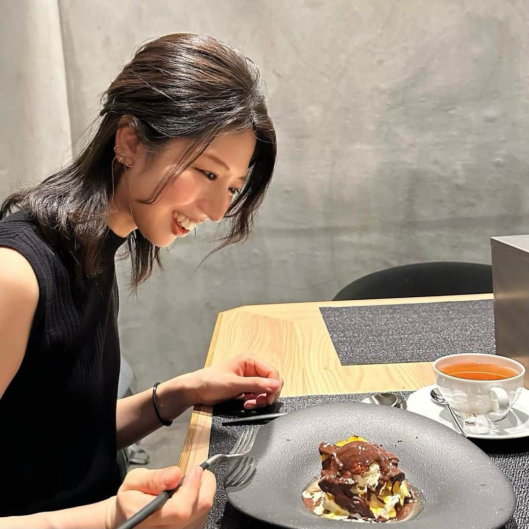 太田英里さんのインスタグラム写真 - (太田英里Instagram)「美味しすぎて 暑さも疲れも吹き飛びました🫶  #chocolaterie4  #chocolate #三重 #四日市 #三重カフェ #三重グルメ #四日市カフェ #かき氷 #チョコレート専門店 #パフェ #カフェ #お洒落カフェ #ヘアアレンジ #コーデ #観光」8月19日 20時06分 - eririiin56