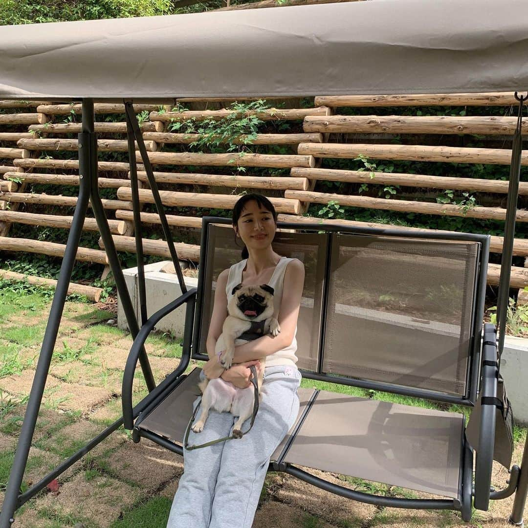 二宮綾海さんのインスタグラム写真 - (二宮綾海Instagram)「🐶🤍👩🏻 もうすぐ夏が終わってしまう🥹  #パグの夏休み」8月19日 20時08分 - a36umi