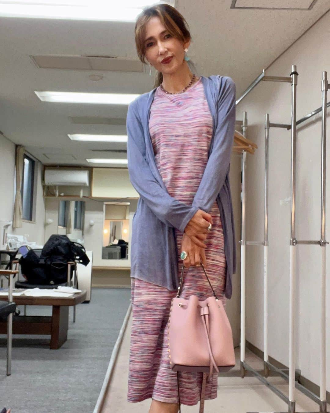 工藤静香さんのインスタグラム写真 - (工藤静香Instagram)「山口県宇部市渡辺翁記念館にお越しくださった皆様。 本当にありがとうございました💕 皆様から頂いた拍手はしっかと受け止めました。ありがとうございました。  拍手は本当に素晴らしいと思っています。 拍手って本当に嬉しい気持ち、喜び、興奮、感動、感謝などなど、 色々な気持ちが音で弾けて伝わるので、、、、、、🥹 本当にありがとうございました。  山口県の皆さん！また山口に来るけーね✨✨ 皆様と会えて嬉しかったっちゃ💕💕  ４枚目はKちゃんNちゃんが、TikTok の何かの記念だからと、、 笑笑　最初おニャン子っぽくなった。　  バッグ @maisonvalentino   ドレス @missoni」8月19日 20時08分 - kudo_shizuka