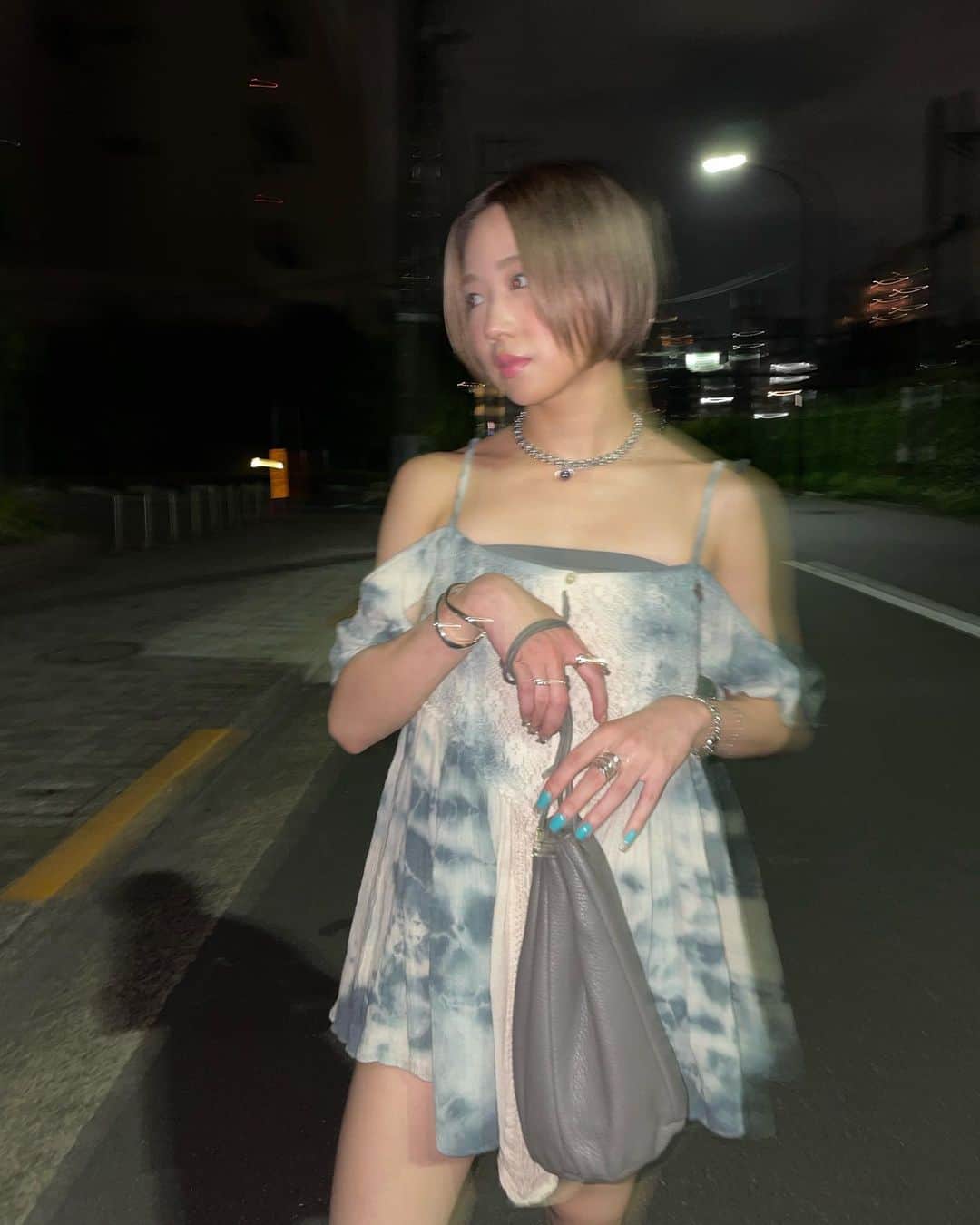 SARAのインスタグラム：「🖤🩶🤍 boots: @hypnotiquetokyo  bag: @offlinetokyo  necklace: @niro.serendipity   足元から秋を🍂 一目惚れのウェスタンブーツ初卸し🫶  #ootd #fashion」