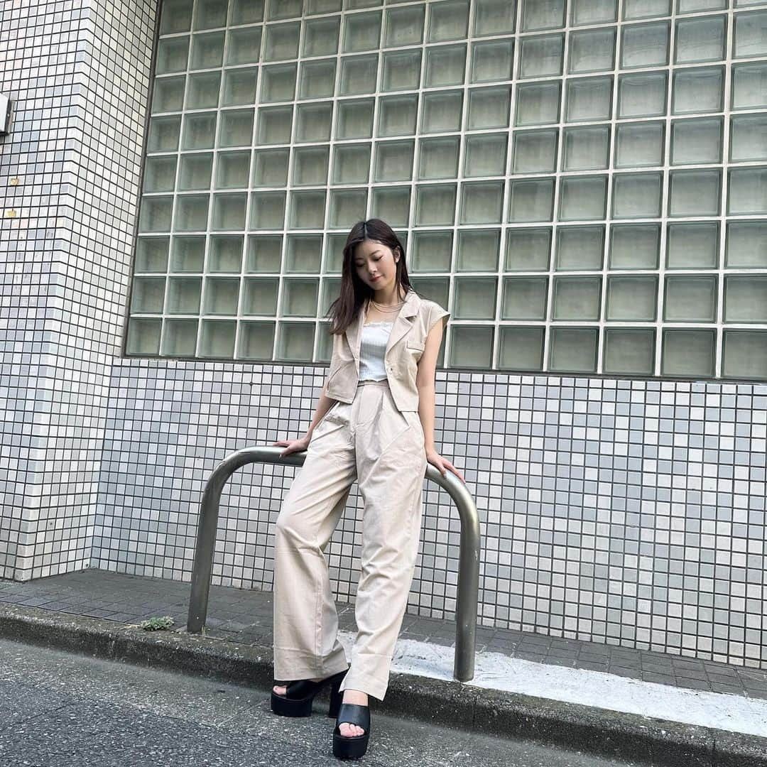 ゆなさんのインスタグラム写真 - (ゆなInstagram)「SHEINでお洋服爆買いしちゃいましたあ🩵  最近はシンプル、大人っぽコーデが好きです😌 YouTubeでも別のコーデを紹介しているのでぜひ観てください🩵  クーポンコード 【yuna2023】  お買い上げ金額1～5,999円まではセール価格より15%OFF、6,000円以上は20%OFFが適用されます！ 利用期限：9月末日まで  【1コーデ目】  セットアップ 商品名：Dazy-Less シングルボタン ラペル ブレイザーズ & フォルドプリーツ パンツ 商品コード：10398871  キャミソール 商品名：SHEIN EZwear 2パック レタストリム リブニット キャミトップ 商品コード：2282006  ネックレス 商品名：2/3 個のラインストーン チェーン ネックレス 商品コード：12044404 サンダル 商品名：プラットフォーム チャンキーヒール ミュールサンダル 商品コード：10588674  【2コーデ目】  パンツ 商品名：Honeyspot ボタンフライ ストレートレッグジーンズ 商品コード：11701026  トップス 商品名：Honeyspot 無地柄 オープンニット キャミトップなし セーター 商品コード：14683500  キャミソール 商品名：SHEIN EZwear 2個 無地柄 クリスクロス キャミトップ 商品コード：3014205  ネックレス 商品名：2/3 個のラインストーン チェーン ネックレス 商品コード：12044404  サンダル 商品名：女性のためのエレガントなサンダルブーツ、通気性のあるレースアップフロントプラットフォームファッションブーツ 商品コード：15285210  バッグ 商品名：エンボス文字 スクエアバッグ 商品コード：13485452  【3コーデ目】  シャツ 商品名：Honeyspot 無地柄 ドロップショルダー クロップ シャツ 商品コード：14769895  キャミソール 商品名：SHEIN EZwear 2パック レタストリム リブニット キャミトップ 商品コード：2282006  ネックレス 商品名：DAZY チャーム付き　ネックレス 商品コード：2998106  パンツ 商品名：Honeyspot フック＆アイ ディテール ウォッシュド バギージーンズ 商品コード：3430686  サンダル 商品名：プラットフォーム チャンキーヒール ミュールサンダル 商品コード：10588674  #SHEIN #SHEINforAll @shein_japan」8月19日 20時19分 - _yunachannel