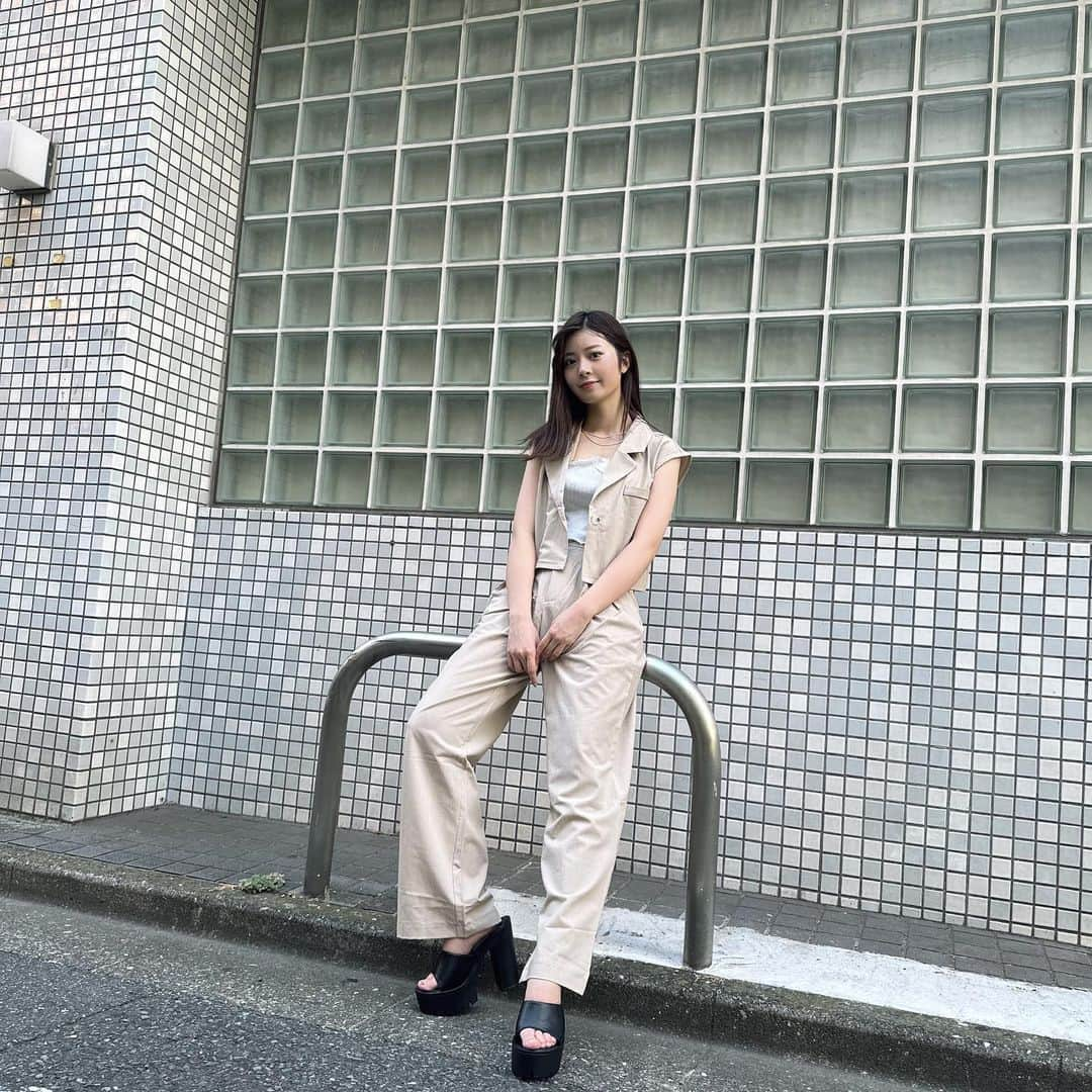 ゆなさんのインスタグラム写真 - (ゆなInstagram)「SHEINでお洋服爆買いしちゃいましたあ🩵  最近はシンプル、大人っぽコーデが好きです😌 YouTubeでも別のコーデを紹介しているのでぜひ観てください🩵  クーポンコード 【yuna2023】  お買い上げ金額1～5,999円まではセール価格より15%OFF、6,000円以上は20%OFFが適用されます！ 利用期限：9月末日まで  【1コーデ目】  セットアップ 商品名：Dazy-Less シングルボタン ラペル ブレイザーズ & フォルドプリーツ パンツ 商品コード：10398871  キャミソール 商品名：SHEIN EZwear 2パック レタストリム リブニット キャミトップ 商品コード：2282006  ネックレス 商品名：2/3 個のラインストーン チェーン ネックレス 商品コード：12044404 サンダル 商品名：プラットフォーム チャンキーヒール ミュールサンダル 商品コード：10588674  【2コーデ目】  パンツ 商品名：Honeyspot ボタンフライ ストレートレッグジーンズ 商品コード：11701026  トップス 商品名：Honeyspot 無地柄 オープンニット キャミトップなし セーター 商品コード：14683500  キャミソール 商品名：SHEIN EZwear 2個 無地柄 クリスクロス キャミトップ 商品コード：3014205  ネックレス 商品名：2/3 個のラインストーン チェーン ネックレス 商品コード：12044404  サンダル 商品名：女性のためのエレガントなサンダルブーツ、通気性のあるレースアップフロントプラットフォームファッションブーツ 商品コード：15285210  バッグ 商品名：エンボス文字 スクエアバッグ 商品コード：13485452  【3コーデ目】  シャツ 商品名：Honeyspot 無地柄 ドロップショルダー クロップ シャツ 商品コード：14769895  キャミソール 商品名：SHEIN EZwear 2パック レタストリム リブニット キャミトップ 商品コード：2282006  ネックレス 商品名：DAZY チャーム付き　ネックレス 商品コード：2998106  パンツ 商品名：Honeyspot フック＆アイ ディテール ウォッシュド バギージーンズ 商品コード：3430686  サンダル 商品名：プラットフォーム チャンキーヒール ミュールサンダル 商品コード：10588674  #SHEIN #SHEINforAll @shein_japan」8月19日 20時19分 - _yunachannel