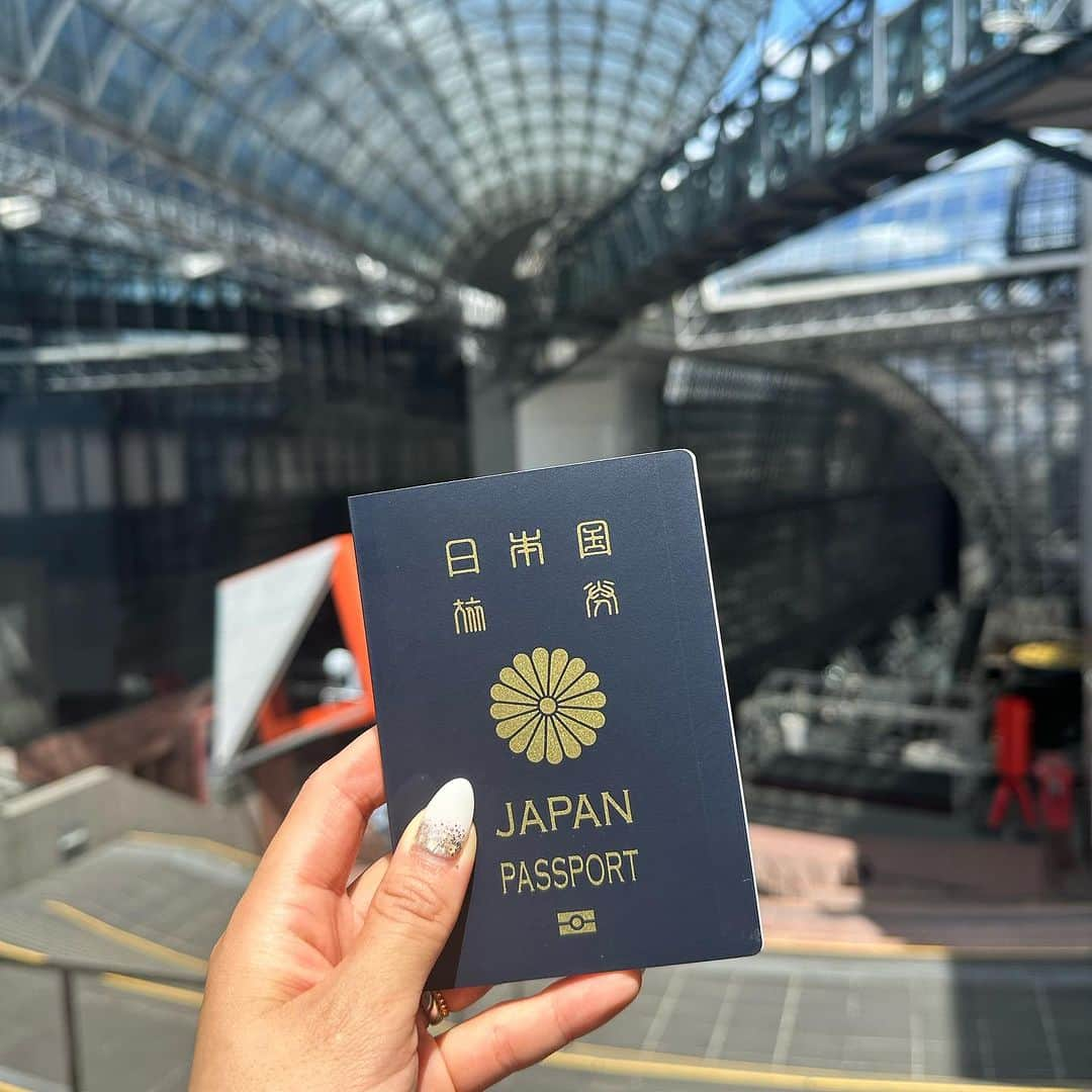 澤野井香里さんのインスタグラム写真 - (澤野井香里Instagram)「パスポート✈️の更新手続きへ✨ 併設の証明写真の映りが微妙なので、いつも写真は自分で用意してから行くようにしていて^ - ^  今回は心斎橋の【韓国式証明写真 HANA STUDIO】で撮影📸 @hanastudio_shinsaibashi   「日本の技術力」と「韓国の美的センス」を掛け合わせたアットホームな小さなスタジオで、ヘアメイク💄さんにセットとメイクをお任せできて、カメラマンさんも瞳の奥の映り込みや微妙な肩の高さのズレまでも丁寧にチェックして撮って下さり美肌加工も🤭  すぐにデータ送ってくださるからとても便利❣️  こちらの証明写真データで無事に更新できてよかった🎵  免許更新にも使えるょ^ - ^  約4年ぶりの海外も楽しみだ☺️♡  #ks_23✨ #ks_osaka✨ #大阪 #心斎橋 #証明写真 #パスポート更新 #韓国式証明写真」8月19日 20時19分 - kaori_sawanoi