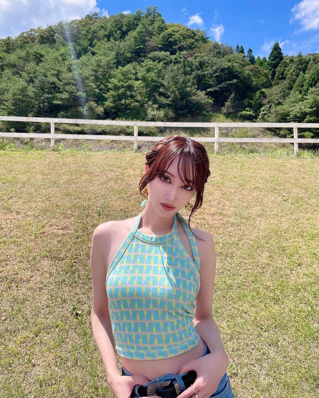 okamotosayaka さんのインスタグラム写真 - (okamotosayaka Instagram)「🌳🫧 . . . . . . . . . . #ヨーデルの森#makeup#fashion#Summercode#winered#uphair#ロープ編みアップ#アップスタイル#赤髪#ワインレッド#チェリーレッド#ミディアムヘア#夏コーデ」8月19日 20時12分 - xxsayaka6312xx