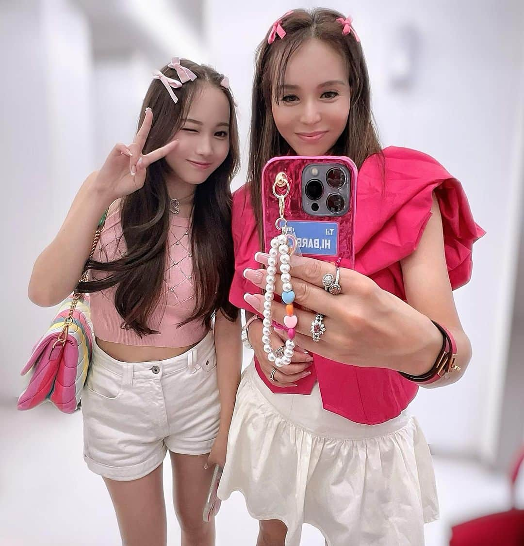 麻美さんのインスタグラム写真 - (麻美Instagram)「我が家の Barbieちゃんと💓 ． Barbie観るなら Barbieの世界に入らないと💨💨💨 ． 完全にイカれた親子😂😂😂✌️ ． もちろん 帰りはおリボン🎀とってサングラス🕶️かけて スタコラサッサと 帰りました😂 ． コレで寄り道は出来ない😅💦 ． #Barbie #barbiedoll  #barbiestyle  #barbiemovie  #pink #love #daughter」8月19日 20時12分 - mami0s