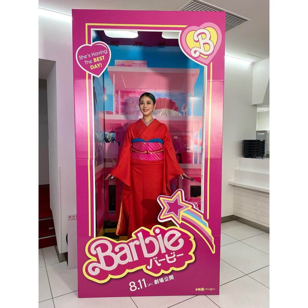 高畑充希のインスタグラム：「👙👛🌸🍬🏄‍♀️🛍️  My new box 　　My new case💓  #barbie  #barbiemovie  #kimono_version  映画を、 観てくれてありがとう☺️」
