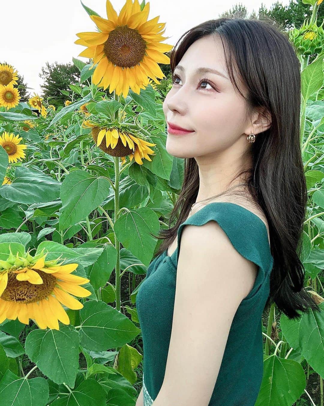 木佐友菜のインスタグラム：「🌻お花畑っていいよね🌻 ･ ･  作品🌸 VR 木佐とも菜「Apartment Days!」2作品発売中  出演🌸 エロキン 第29話「ボッキハウス」U-NEXTにて配信中  ラジオ🌸 池袋FM 毎月第3土曜日 13:00~14:00「Saturday！ぐらどる三人衆〜バトンタッチ☆〜」   イチナナライブ 木佐とも菜  セクシー感強めのオフショはモデルズリンク(https://models.link/require_registration)にアップします💓 ぜひ登録して「木佐とも菜」入会よろしくお願い致します♡ ･  ･ #インスタグラビア  #ノースリーブ #ひまわり #ファッション  #ootd  #gravure #summer #ポートレート  #彼女 #instadaily  #ビキニ女子 #グラビアアイドル #撮影 #性感  #セクシー #自拍 #コーデ  #横顔 #sexy #selfie  #夏 #スタイル #sexyhot #ビジョビ  #韓国ファッション #japanesegirl #エロかわ #pinupgirl #cosplay  #패션」