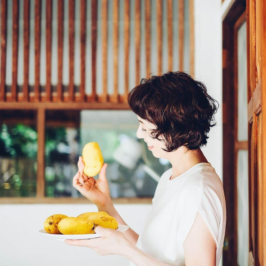 美紀さんのインスタグラム写真 - (美紀Instagram)「Birthday Mango🥭  今年のBirthday Cakeは 5個120円のマンゴー 　 帰国してすぐの現場で 私が旅バナをする前に ヘアメイクさんが 「マンゴー16個、食べたんだって？！」  正しくは14個ね（笑） 誕生日が14日だから14 個 どうでもいいですね  1. 5個120円のマンゴー 2. マンゴーと私 3. 初日ゲットして追熟させたマンゴー  マンゴーパラダイスな BDayになりました🥭  #mikitravel_thailand🇹🇭 #mikitravel_chiangmai2023  #miki_travel_life #rolleilife #miki_rollei_shot」8月19日 20時22分 - miki_rolleilife