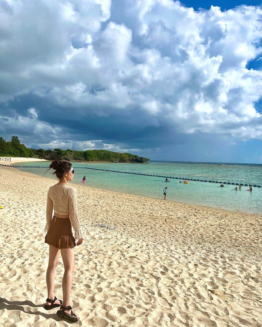 椿梨央のインスタグラム：「お盆過ぎたら北海道って寒くなるよね？ . . 暑いんだが‼︎‼︎ . . . 肩幅いかつくて笑える&震える ガンダムかと思ったこの写真を お届けするよ♡ . . . . . なとぅーーーー🏝」