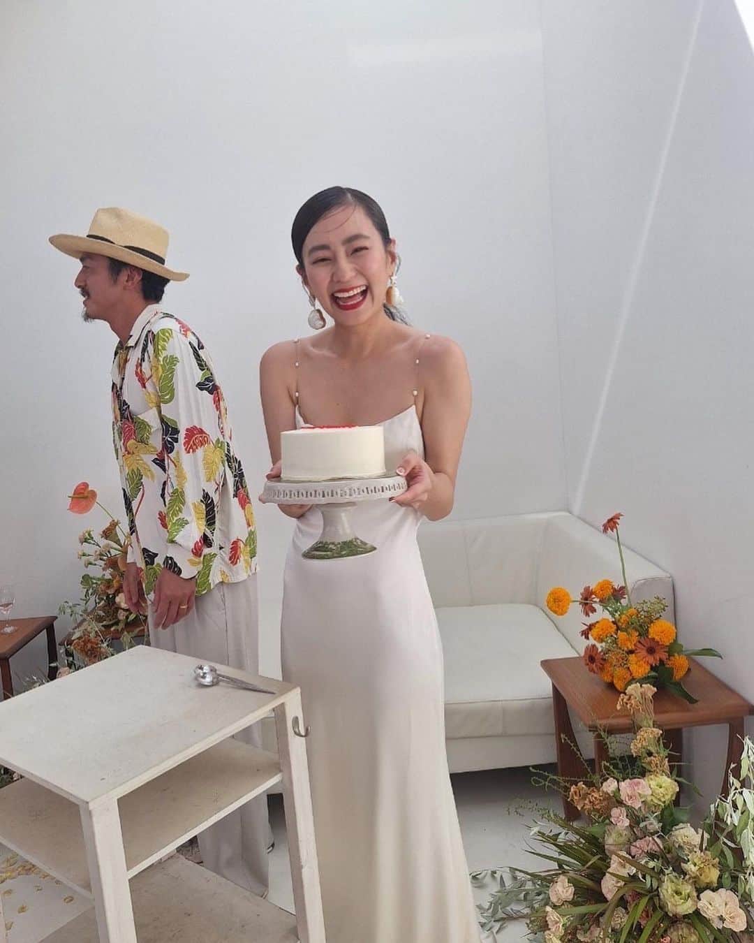 信太美月さんのインスタグラム写真 - (信太美月Instagram)「FOODは皆さんから大好評で わたしもとても嬉しかった♡♡ イレギュラーな会場にも関わらず こんなに美しく美味しいお料理を 作ってくださって大感謝です🌼 ケーキは誕生日にいつもお願いしてる お友達にオーダーしました☺️🙏 夏だし遠方だからバタークリームで。 可愛くていつも美味しいケーキをありがと🤍  #mizuki_wd」8月19日 20時26分 - shidamizuki