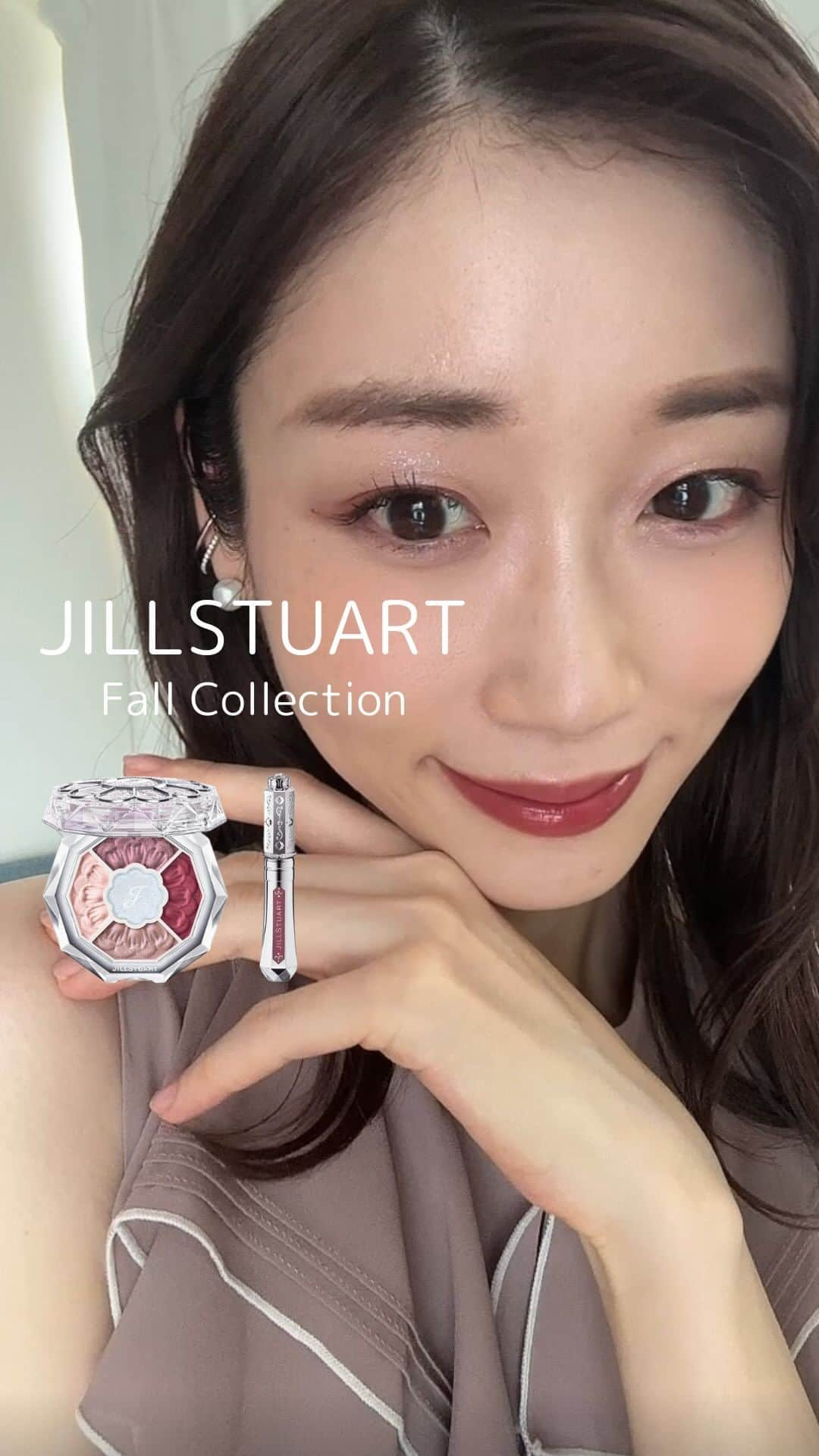 牧野結美のインスタグラム：「JILLSTUART Fall Collection ❤️  @jillstuartbeauty の8月4日発売の秋コスメ☺️💄  ◽️アイシャドウ ・Bloom Couture Eyes Jeweled Bouquet 04 calandiva garnet →花びらのような美しい彩りで 宝石のような輝きのアイカラーパレット💎✨  ◽️リップ ・Timeless Glow Rouge Tint 104 autumn jazz ★限定色 →ティントリップだけれど、潤うリップ♡ 秋らしいピンクベージュ🫶🏻  ◽️ネイルラッカー&ベース・トップコート ・Fragrant Nail Lacquer 27 warm grace  ・Color Base & Top Coat 113 ennui noon →柔らかな香りと上品な発色💐 ベース・トップコートは重ね塗りすると ネイルカラーとしても使えて1本で3役👏🏻✨  #jillstuart #jillstuartbeauty #ジルスチュアート #ティントリップ #秋コスメ #ブルームクチュールアイズ #秋メイク #アイシャドウパレット #ブルベ夏 #ブルベ夏コスメ #ブルベサマー #大人メイク #大人女子メイク #ジルスチュアートビューティー #新作コスメ2023」