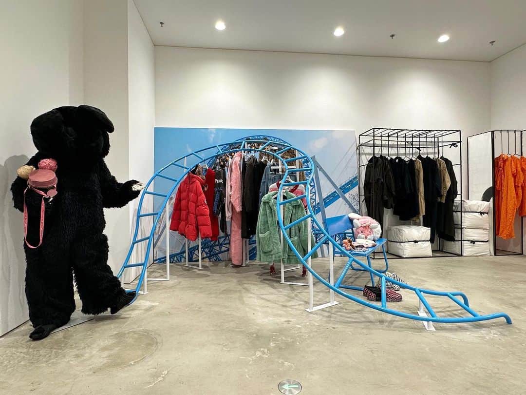 ダブレットのインスタグラム：「Doublet FW23 collection has arrived at @doverstreetmarketbeijing 🇨🇳 ⁠ Thank you for setting #DSMB team🙏🐰🙏   Design @taichi_shigenobu  Idea @takayuki_ishibe  Graphic @nkmrkztk  Thanks @beyan_official」
