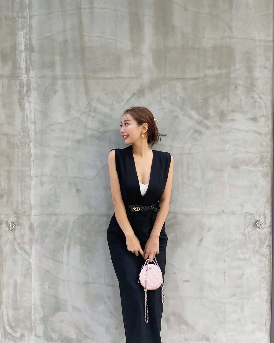 のインスタグラム：「インナー次第で秋まで使える​ ワンピース👗🤍​ @classicalelf_official  ​ Iラインでスタイルアップ効果​ もあり後ろにスリット入りで歩きやすい( ´,,•ω•,,`)♡​ ​ ​ ​ #classicalelf #クラシカルエルフ #エルフコーデ#タイアップ​」