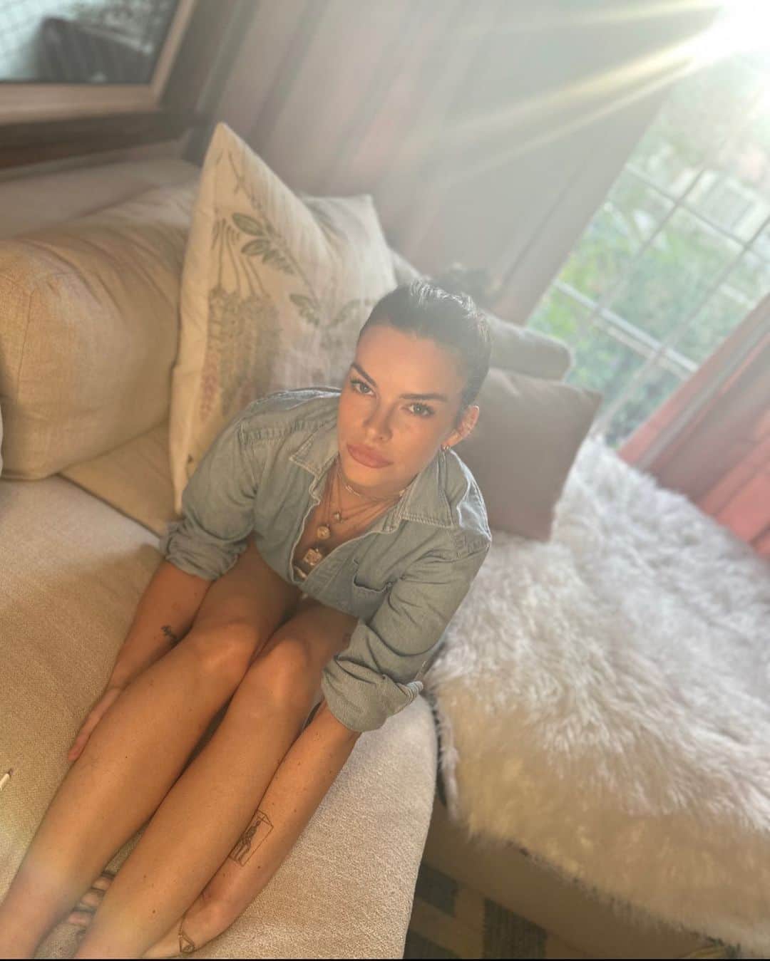 ケリー・オックスフォードのインスタグラム：「Hello. Would love to have you onboard this year.  It will be a wild one. Subscribe to my Substack in bio.」