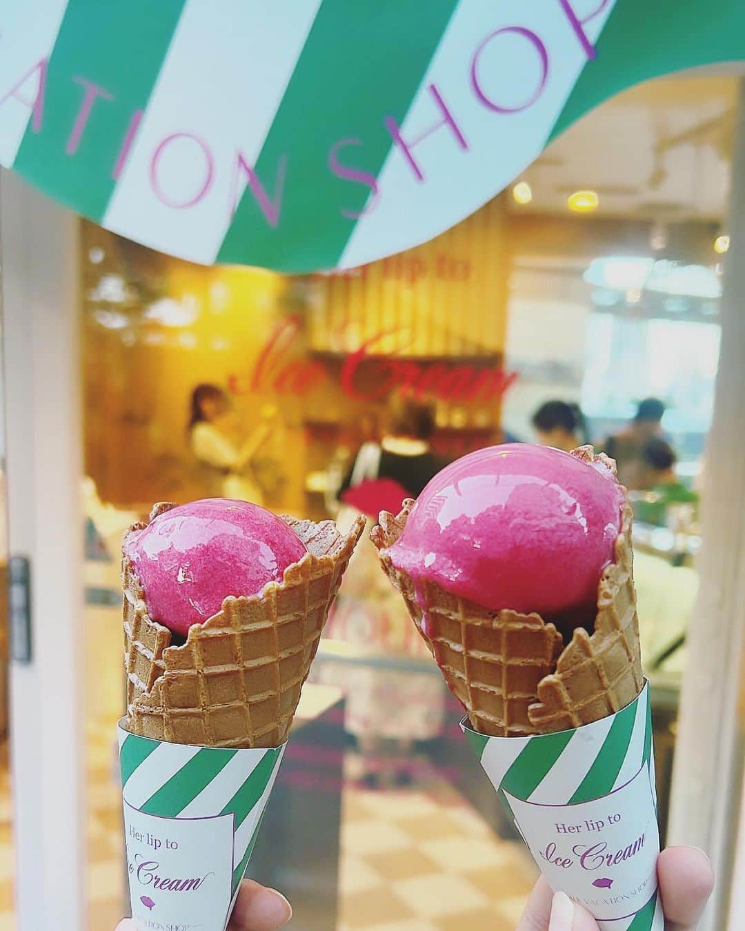 細田海友さんのインスタグラム写真 - (細田海友Instagram)「@herlipto_icecream   🍦🍨🍧🩷🤍💚  夏に外で食べるアイスは危険🫠🫠🫠 でもとっても可愛いいアイスクリームショップでした🩷  #herliptoicecream  #icecream  #roppongi#tokyo#japan #roppongihills」8月19日 11時47分 - miyuu_bigbaby