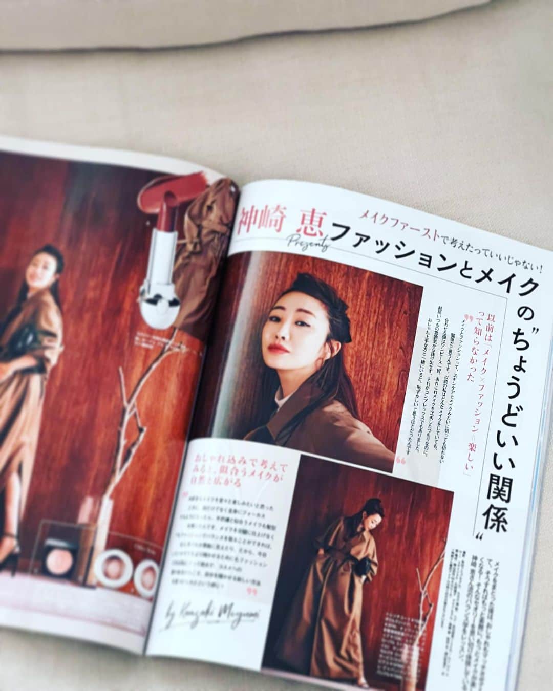 神崎恵さんのインスタグラム写真 - (神崎恵Instagram)「・ 発売中の「MAQUIA」９月号 ファッションとメイクのちょうどいい関係のお話をしています。 顔と体の関係がバランスよく仕上がると、 メイクは更によく見えるし、服もさらによくみえる。 そうすると、存在感が美しくなるというか、雰囲気がキレイになる。 面白いです。 なんと、月曜日には新しいMAQUIAがでてしまうので、 この特集、ぜひ今日、明日に📖🧐 9年目に入った連載は、メガネメイクがテーマ👓  @maquia.magazine  #マキア」8月19日 11時50分 - megumi_kanzaki