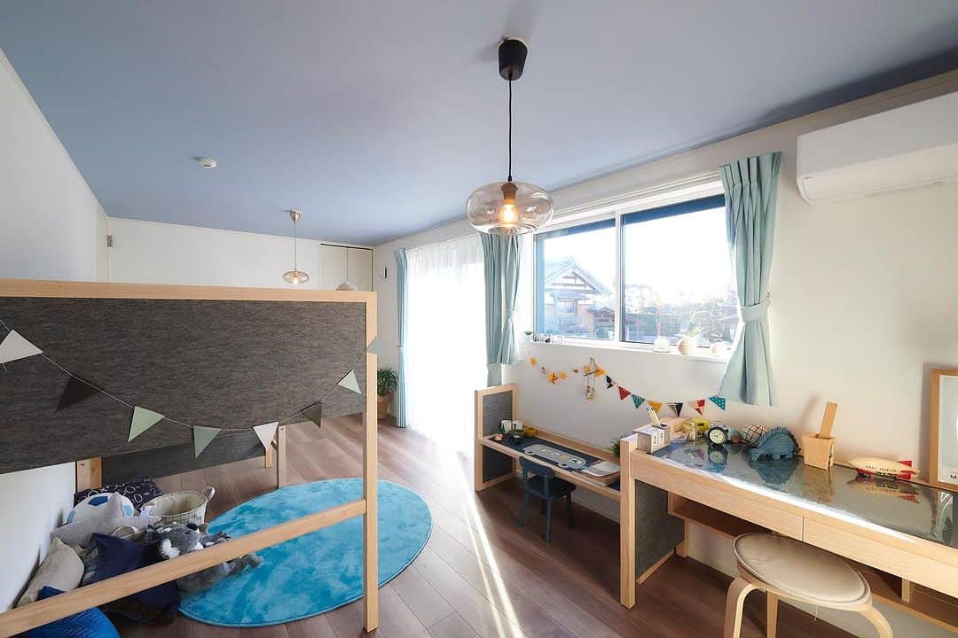 エステージ株式会社のインスタグラム：「🏠#マネしたくなる家づくり  2ドア1ルームの子供部屋👦🏻 お子さまの成長に合わせて 間仕切りすれば将来は2部屋に✨ お部屋の中で元気に走り回れる 広さなのも嬉しいですね😍  シリーズ■urnis ┈┈┈┈┈┈┈┈┈┈┈┈┈┈┈┈┈┈┈┈┈  モデルハウス来場予約・資料請求は ▶︎@estage_estage ⁡  プロフィールリンクのHPよりお問い合わせください！ ┈┈┈┈┈┈┈┈┈┈┈┈┈┈┈┈┈┈┈┈┈  🅈🄾🅄🅃🅄🄱🄴でルームツアー公開中  ハイライトのリンクからご視聴お待ちしてます🌿  千葉・茨城で家を建てるなら #エステージ　 毎週末モデルハウス見学会開催！🏠✨  #エステージ #estage #マイホーム計画中の人と繋がりたい #千葉注文住宅 #千葉県#ハウスメーカー #注文住宅 #エステージ施工事例 #注文住宅新築 #四角い家 #インテリア #インテリアコーディネート #マイホーム作り #マイホーム #ローコスト住宅 #おしゃれな家 #子供部屋 #子供のいる暮らし」