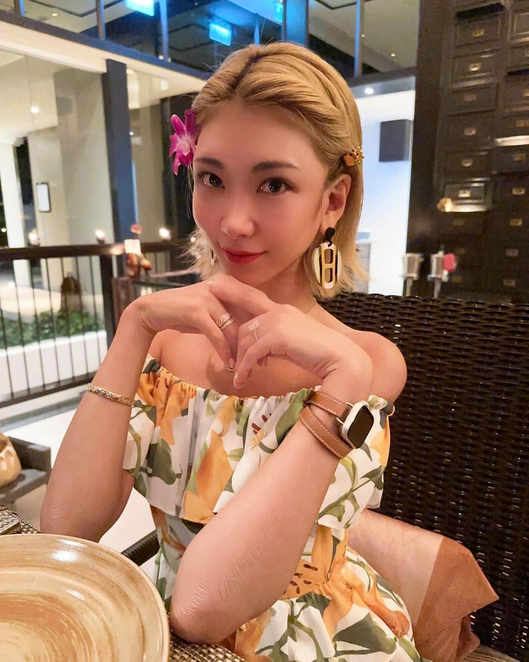 坂井雪乃のインスタグラム：「Saffron at Banyan Tree samui🇹🇭🌺🙏✨✨  ヴィラ施設内のアジアンレストランでディナー🍻🍽️✨ 本格タイ料理がどれも美味しくて特に海老のサクサク揚げたやつがすっごく美味しかった🥹🦐❤️  本場のタイ料理最高でっす❣️  #タイ料理 #thaifood #kosamui #サムイ島 #タイ #タイ旅行 #yukino_travels」