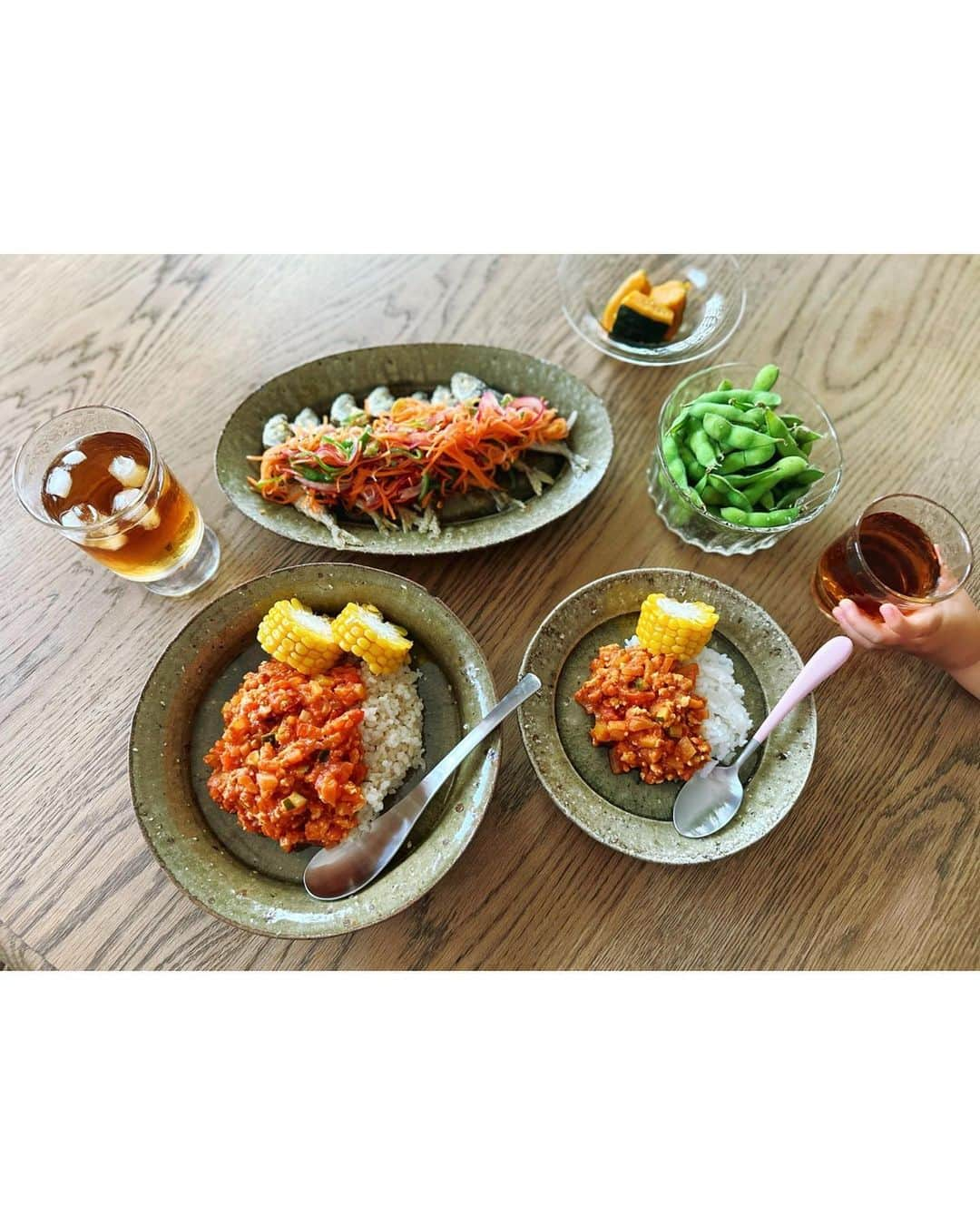 高山直子さんのインスタグラム写真 - (高山直子Instagram)「先日の🍚 ⚫︎夏野菜のトマトカレー ⚫︎鯵の南蛮漬け ⚫︎枝豆、南瓜煮 作り方は慣れないリールにまとめてみました👩🏻‍🍳 不慣れな動画ですがこれから挑戦していきたい✊🏻  #なおコロ食堂 #親子ごはん」8月19日 12時01分 - nao_70koro