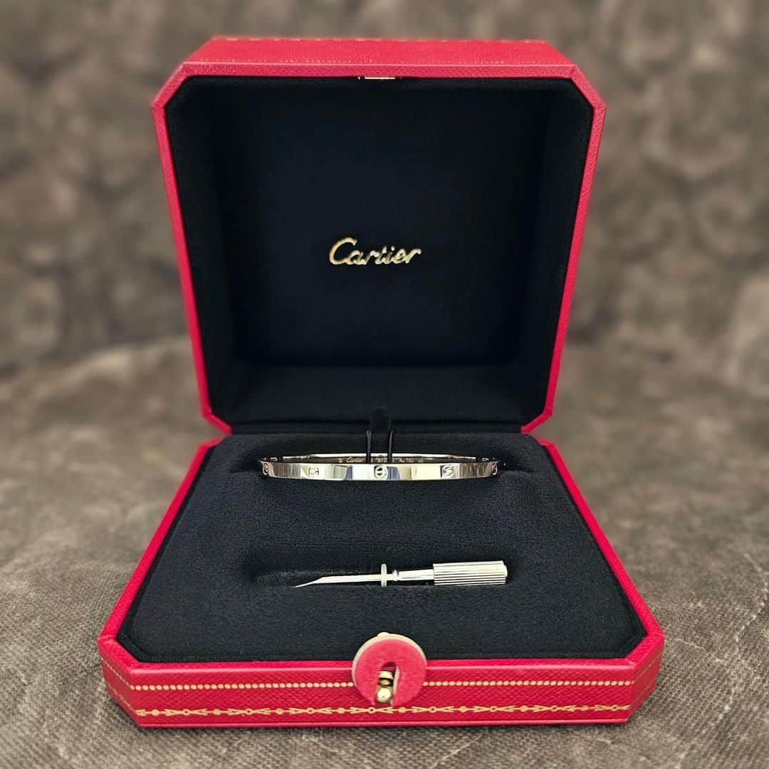 三科光平のインスタグラム：「今月から仲間入り😊 ⁡ #カルティエ #cartier  #プラダ #prada」