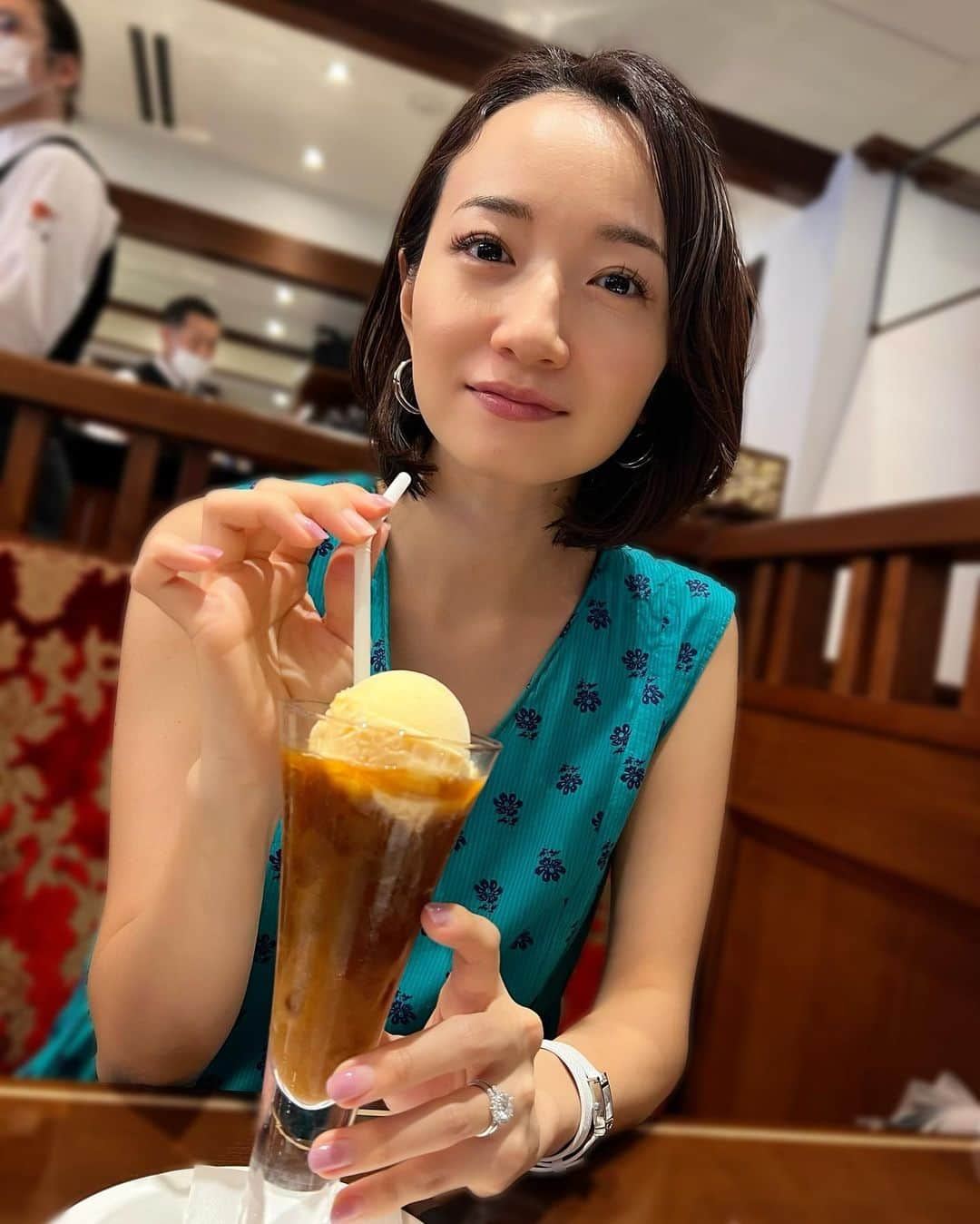 松原江里佳さんのインスタグラム写真 - (松原江里佳Instagram)「🍨 毎日暑いです🥵体調は大丈夫ですか？ 最近ハマっているのが「コーヒーフロート」 ソフトクリームやアイスクリームなどお店によって表情は様々☺️ 私のお気に入りの喫茶店では、 デカフェで作ってくれるから嬉しい❤️ 🍦 🍦 #スターダスト #フリーアナウンサー  #でこ #cafe #珈琲茶館集 #喫茶店  #ノースリーブ #コーヒーフロート」8月19日 11時56分 - erika_matsubara