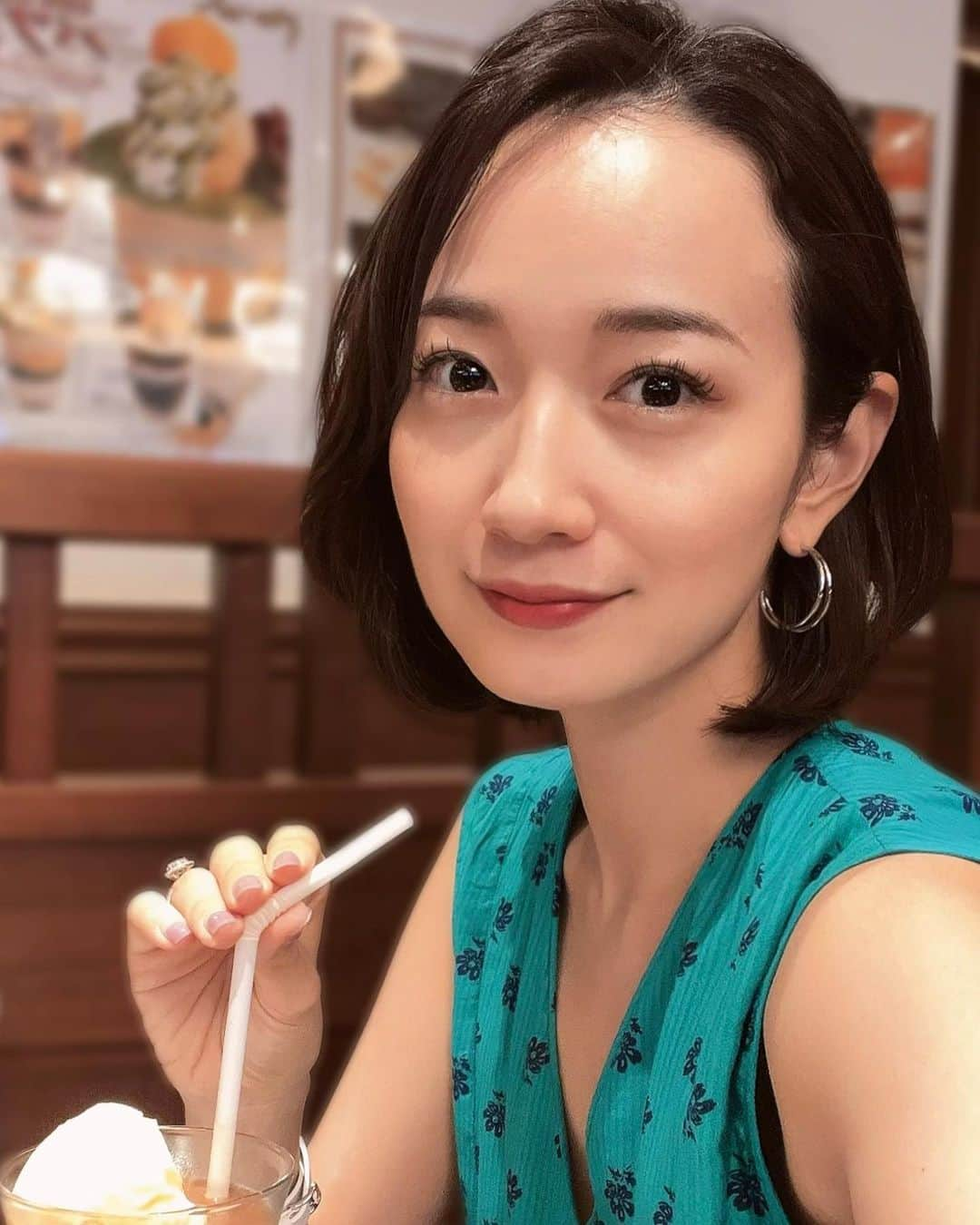 松原江里佳のインスタグラム：「🍨 毎日暑いです🥵体調は大丈夫ですか？ 最近ハマっているのが「コーヒーフロート」 ソフトクリームやアイスクリームなどお店によって表情は様々☺️ 私のお気に入りの喫茶店では、 デカフェで作ってくれるから嬉しい❤️ 🍦 🍦 #スターダスト #フリーアナウンサー  #でこ #cafe #珈琲茶館集 #喫茶店  #ノースリーブ #コーヒーフロート」